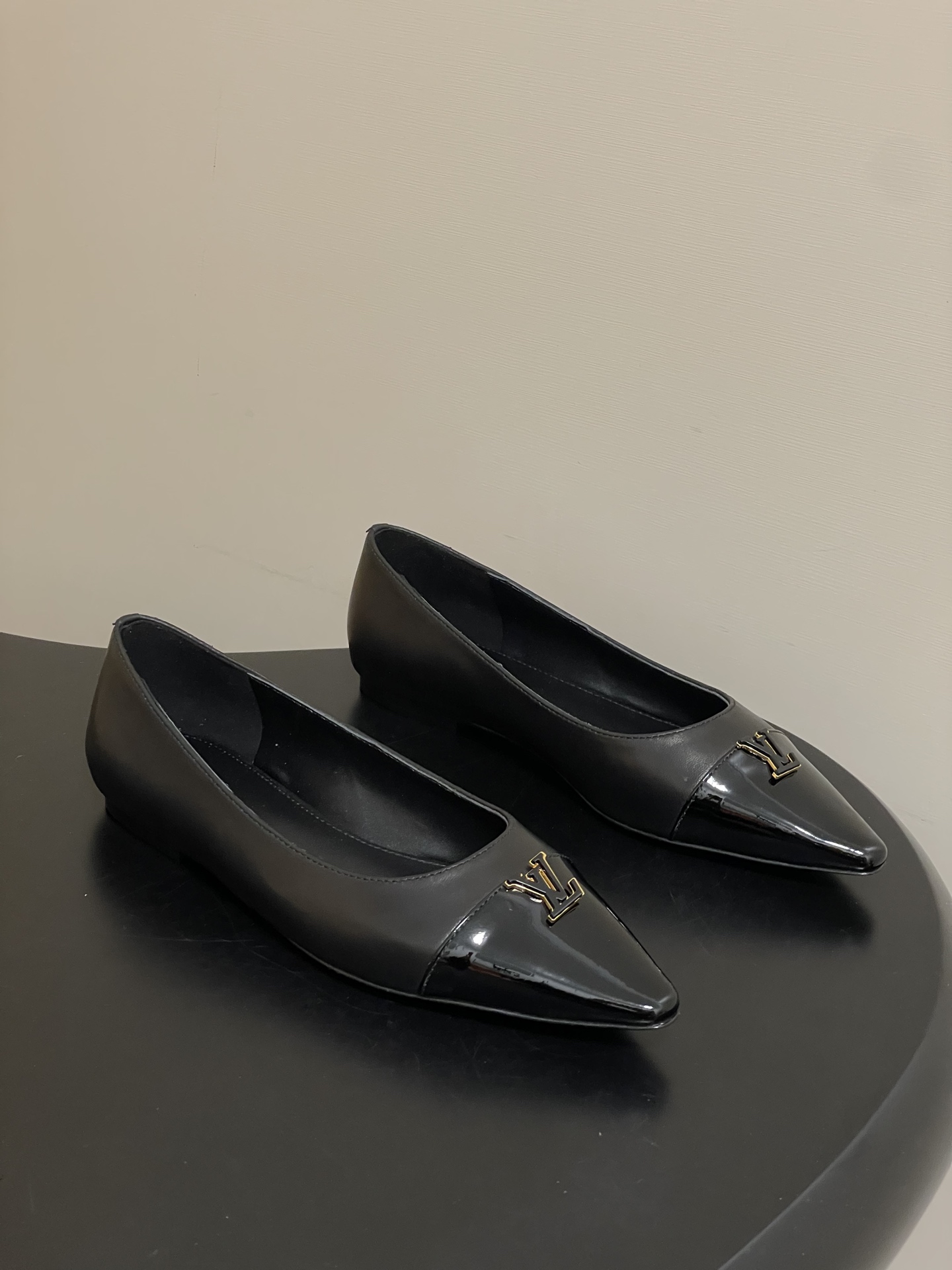 NO:749390,- 26ss spring and summer new style LOUIS VUITTON Louis Vuitton LV color-blocked high-heeled shoes series classic letter V buckle stiletto pumps/flat ballet shoes LV pointed-toe shoes, patent leather material + classic Logo, simple, elegant and super recognizable!  The pointed toe design elongates the leg lines, and the nude color is versatile, making it easy to wear on commuting, at work, or on dates. The flat-bottomed structure is comfortable and easy to walk on, and you won’t feel tired even if you stand for a long time. Whether worn with suit pants or a dress, you can easily switch between a smart or gentle style. It is a must-have item for working girls and fashionistas!  Customized calfskin upper, sheepskin lining, Italian genuine leather outsole (original molded injection forefoot), heel height 9.5cm/6cm/flat, size 35-39 (40.41 custom made, non-returnable), high heels, louis vuitton, louis vuitton, louis vuitton, high heels, skirts, business suit, cowhide, sheepskin, Leather soles19860909- 26ss春夏新款 LOUIS VUITTON 路易威登 LV 拼色高跟鞋系列经典字母V扣细跟浅口单鞋/平底芭蕾舞鞋 LV尖头单鞋,漆皮材质+经典Logo,简约优雅又超有辨识度！尖头设计拉长腿部线条,裸色百搭,通勤、职场、约会都能轻松驾驭.平底结构,舒适好走,长时间站立也不累.无论配西装裤还是连衣裙,都能轻松切换干练or温柔风格,是职场女生和时尚达人的必备单品！ 鞋面定制小牛皮 内里垫脚羊皮 鞋底意大利真皮大底（原版开模注塑前掌） 跟高9.5cm/6cm/平底 码数35-39（40.41定做不退换）,高跟鞋单鞋,louis vuitton,louis vuitton,louis vuitton,high heels,skirts,business suit,cowhide,sheepskin,Leather soles,Women's Shoes