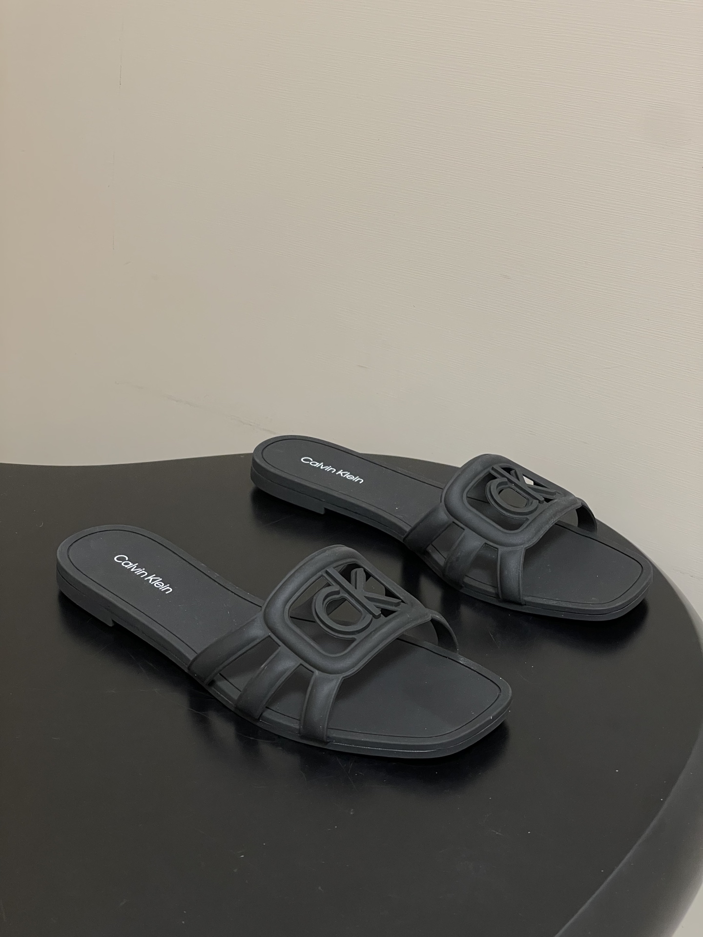 NO:750234,- Calvin Klein 2026 new summer CK logo jelly slippers hollow one-strap beach sandals Spring and summer vacation series Italy's Côte d'Azur vacation style... Original 11 model opening, a must-have for Hainan travel in winter, and a must-wear for summer beaches A pair of sandals with healing magic, super soft, light and comfortable~ Material TPU code number 36-41, slippers, louis vuitton, slippers19860909- Calvin Klein 2026夏季新款CK logo果冻拖鞋镂空一字带沙滩凉拖鞋 春夏度假系列意大利兴蔚蓝海岸度假时的穿搭风 … 原版11开模,冬季海南旅游必备,夏季沙滩必穿 一对拥有治愈系魔力的凉拖,超级柔软,轻便舒适~ 材质TPU 码数36-41,拖鞋,louis vuitton,slippers,Women's Shoes