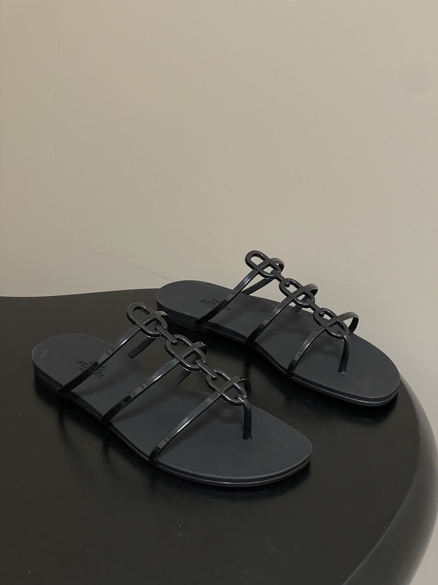 NO:750197,- Made in Guangzhou Hermes 2026 Spring and Summer New H Home Mykonos Series Classic Pig Nose Jelly Shoes Flat Sandals Waterproof TPU Sandals Decorated with Iconic 'Chaine d'Ancre' Details. Create a casual look, a good companion for summer. Material imported TPU (environmentally friendly and odor-free)  Size 35-39 (40.41.42 customized, non-refundable), slippers, hermes, hermes, sandals, slippers19860909-莞产 Hermes 爱马仕 2026春夏新款H家 Mykonos系列经典 猪鼻子果冻鞋平底凉拖鞋 防水TPU凉鞋,饰有标志性'Chaine d'Ancre'细节.打造休闲造型,可谓夏日良伴. 材质进口TPU（环保无异味） 码数35-39（40.41.42定做不退换）,拖鞋,hermes,hermes,sandals,slippers,Women's Shoes