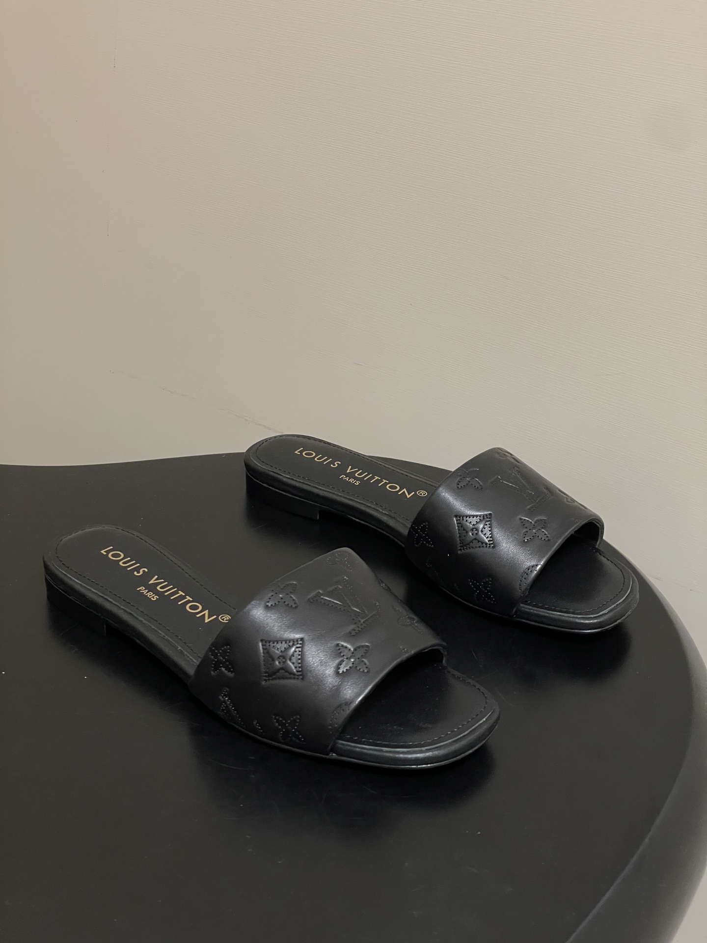 NO:749413,- 26Ss spring and summer new Louis Vuitton LV 6AM slippers kitten heel slippers monogram embossed flat slippers This 6AM sandals are made of grained cow leather, decorated with embossed LV letters and Monogram flowers, making the wide upper shimmer with metallic luster. The charming kitten heel and soft leather outsole complete the whole. Cowhide upper, sheepskin lining, Italian genuine leather outsole  High heel flat/5.5cm, size 35-39 (40.41.42 custom made, non-refundable), slippers, louis vuitton, louis vuitton, louis vuitton, slippers, cowhide, sheepskin, Leather soles19860909- 26Ss春夏新款Louis vuiteeon 路易威登LV 6AM凉拖鞋小猫跟拖鞋字母压印一字带平底拖鞋 本款6AM凉拖取材粒面牛皮革,以饰压印筑LV字母和Monogram花卉,令宽幅鞋面闪烁金属莹泽.妩媚小猫跟和柔软皮革外底完善整体. 鞋面牛皮 内里垫脚羊皮 鞋底意大利真皮大底 跟高平底/5.5cm 码数35-39（40.41.42定做不退换）,拖鞋,louis vuitton,louis vuitton,louis vuitton,slippers,cowhide,sheepskin,Leather soles,Women's Shoes