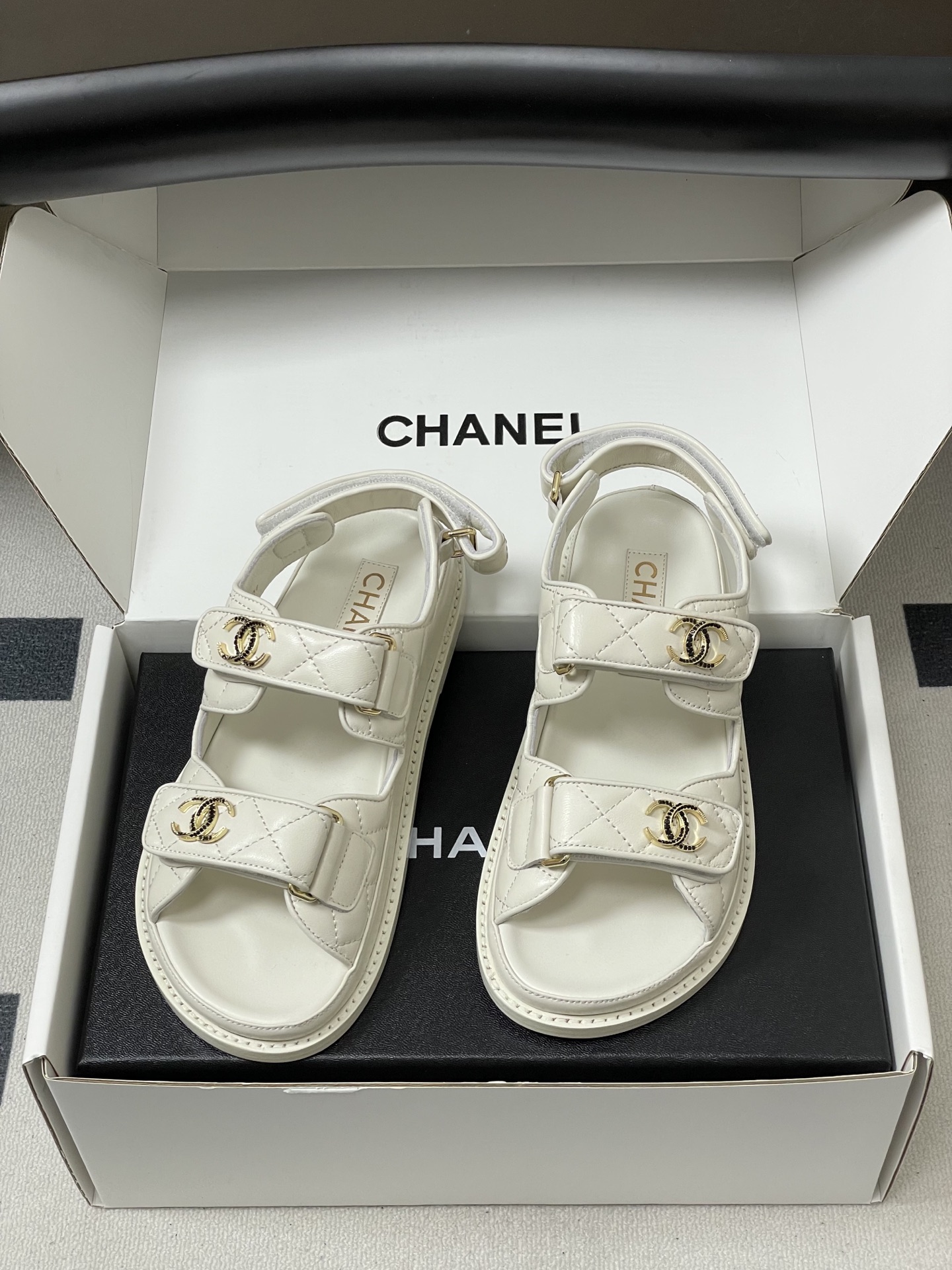Chanel 款 Chanel小香 26Fw春夏 魔术贴 菱格皮面五金水钻扣沙滩鞋凉拖鞋