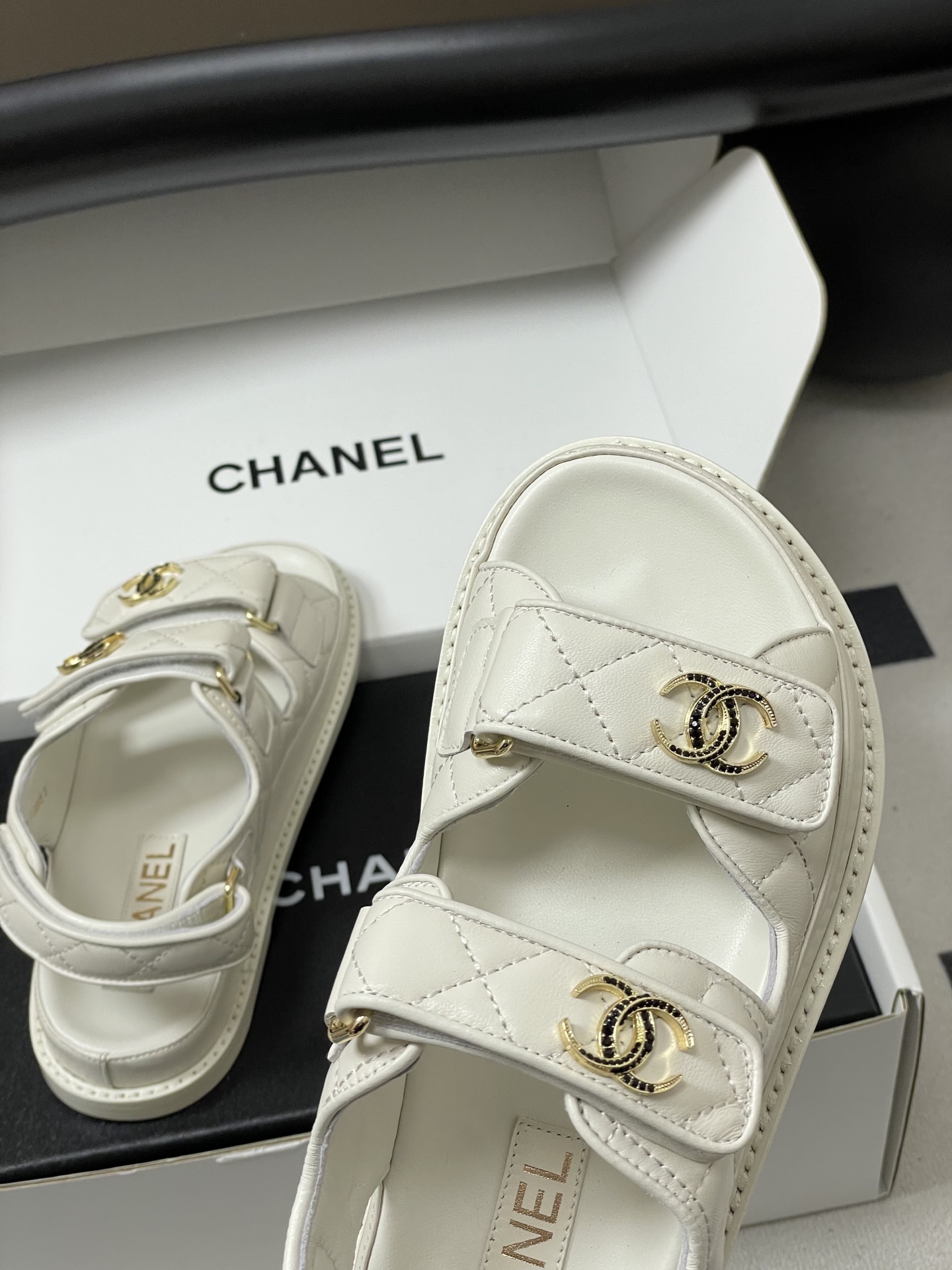 Chanel 款 Chanel小香 26Fw春夏 魔术贴 菱格皮面五金水钻扣沙滩鞋凉拖鞋