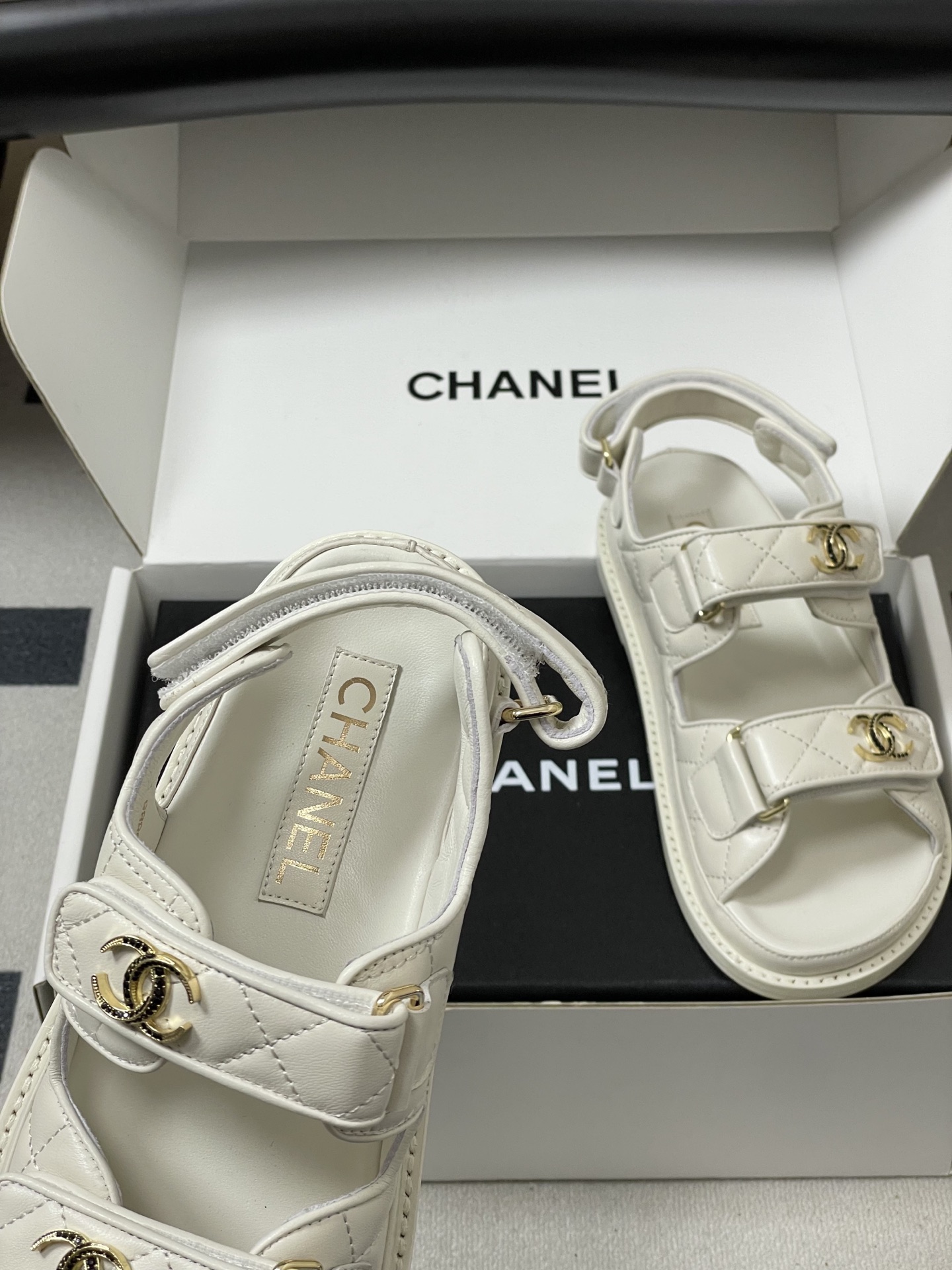 Chanel 款 Chanel小香 26Fw春夏 魔术贴 菱格皮面五金水钻扣沙滩鞋凉拖鞋