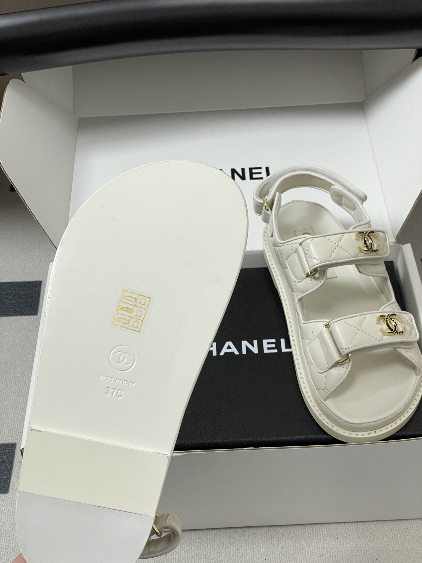 Chanel 款 Chanel小香 26Fw春夏 魔术贴 菱格皮面五金水钻扣沙滩鞋凉拖鞋
