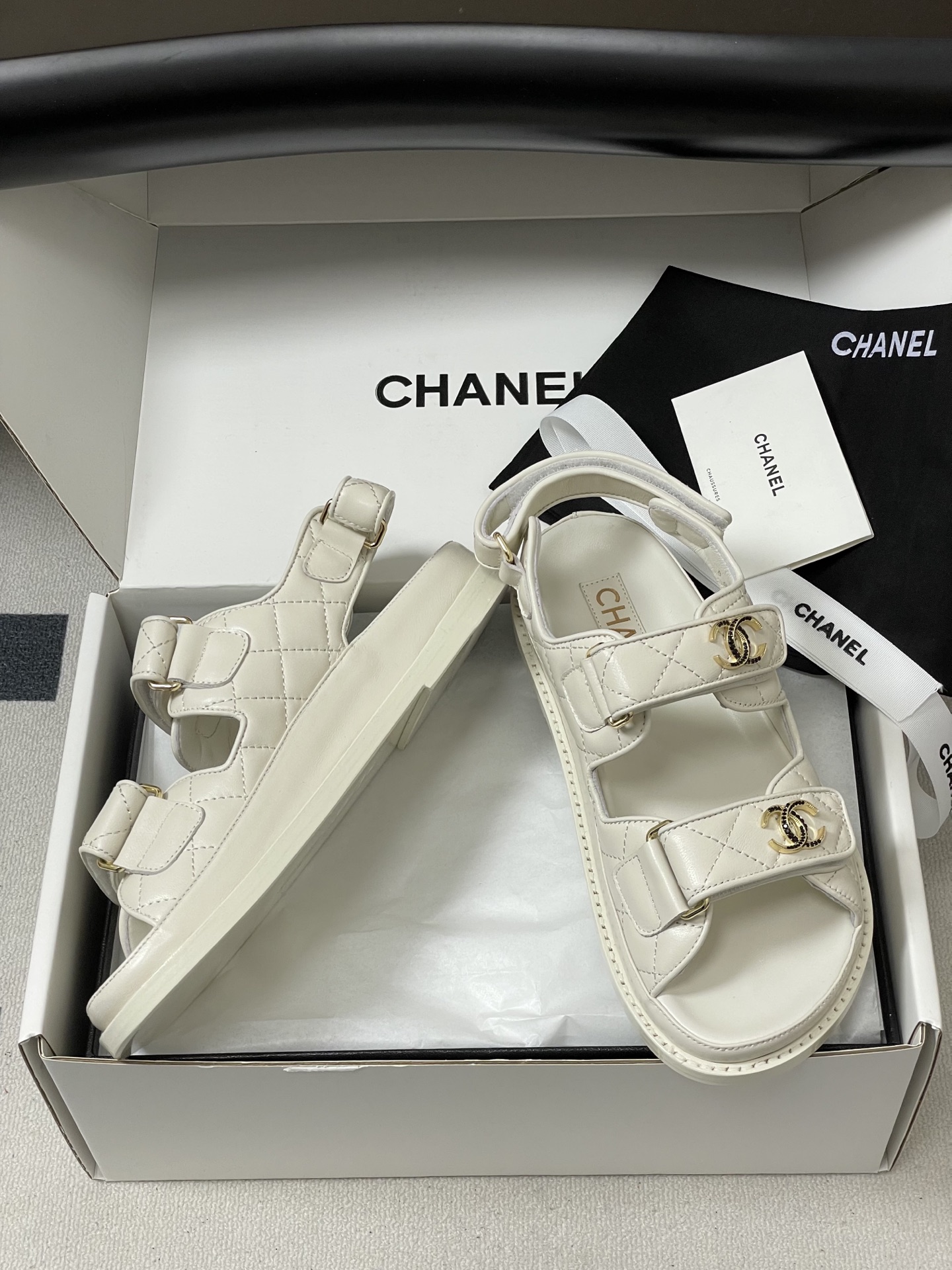Chanel 款 Chanel小香 26Fw春夏 魔术贴 菱格皮面五金水钻扣沙滩鞋凉拖鞋