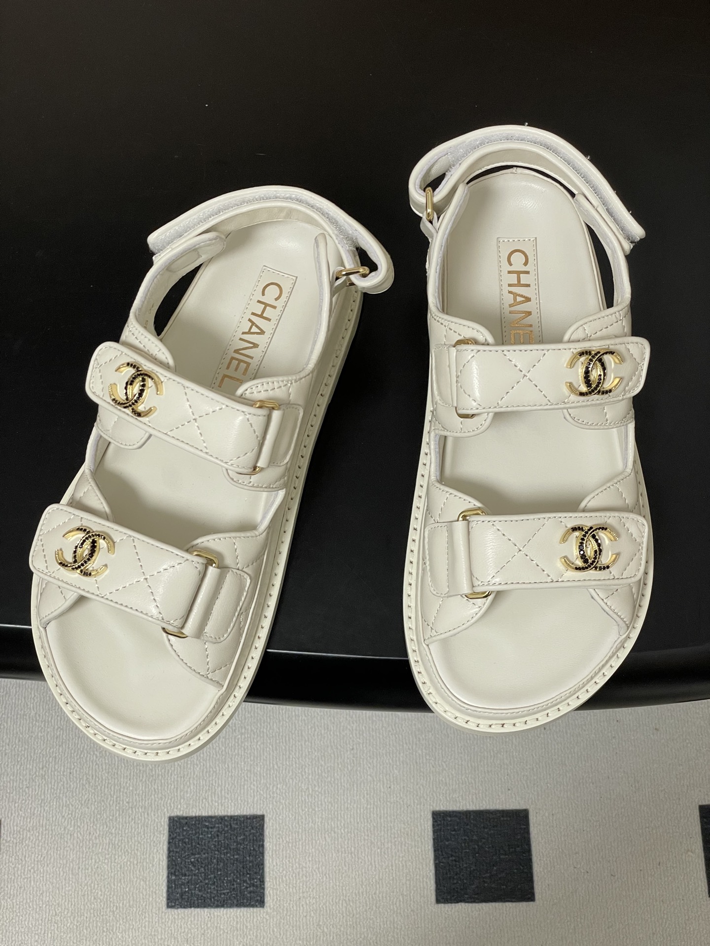 Chanel 款 Chanel小香 26Fw春夏 魔术贴 菱格皮面五金水钻扣沙滩鞋凉拖鞋