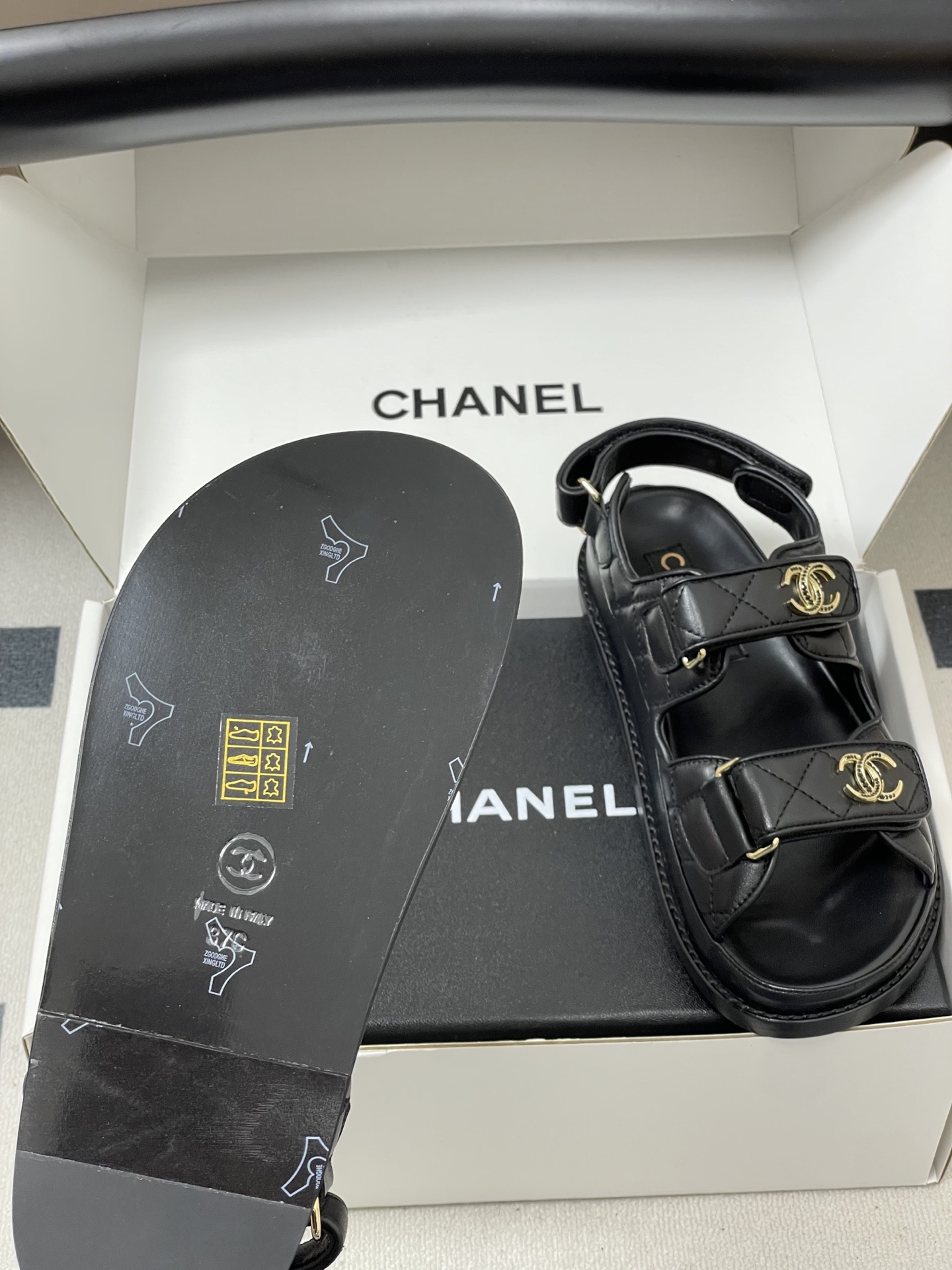 Chanel 款 Chanel小香 26Fw春夏 魔术贴 菱格皮面五金水钻扣沙滩鞋凉拖鞋
