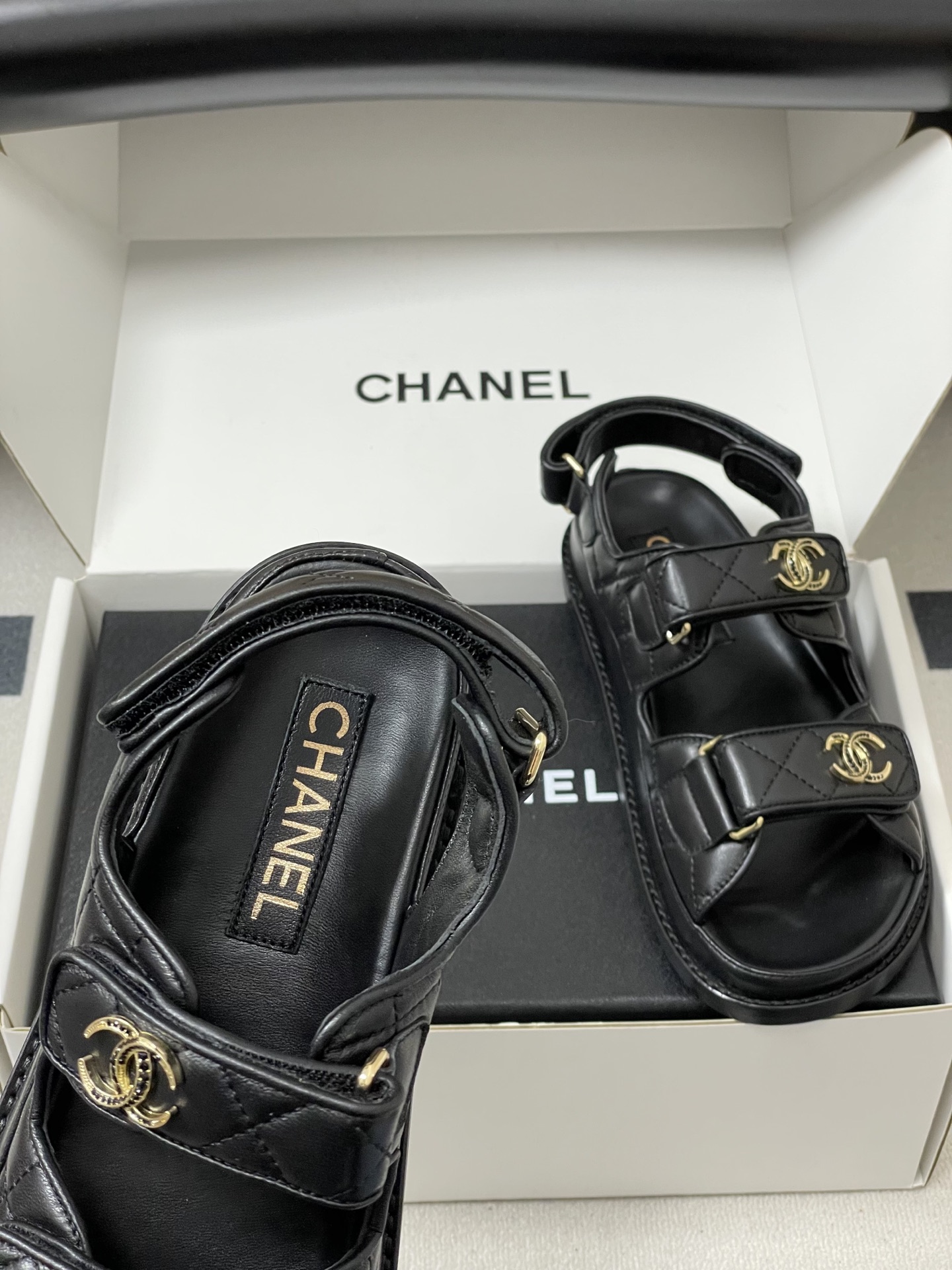 Chanel 款 Chanel小香 26Fw春夏 魔术贴 菱格皮面五金水钻扣沙滩鞋凉拖鞋