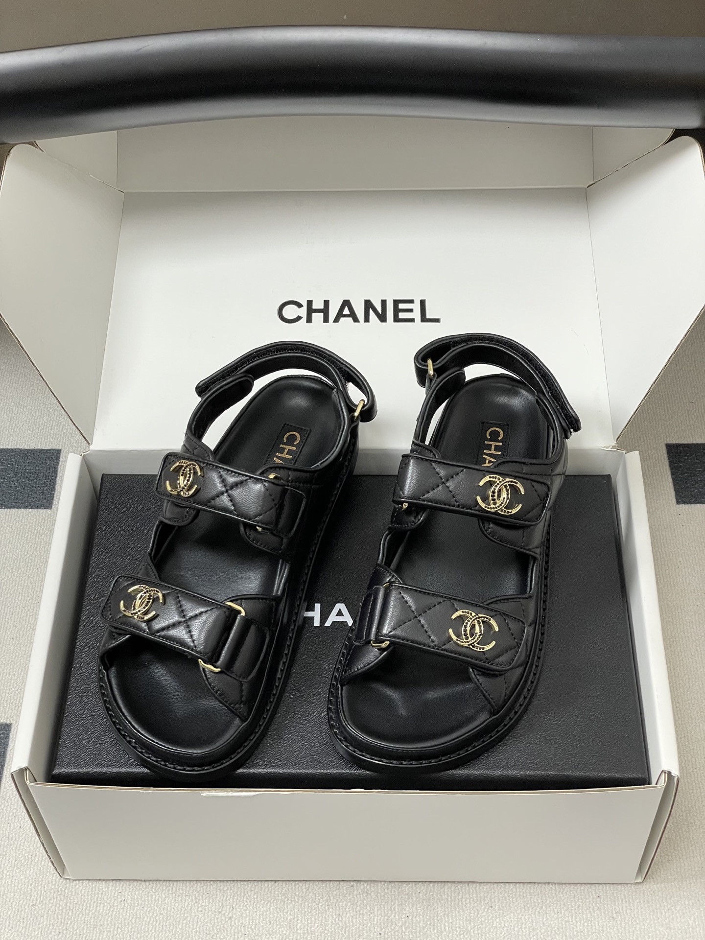 Chanel 款 Chanel小香 26Fw春夏 魔术贴 菱格皮面五金水钻扣沙滩鞋凉拖鞋
