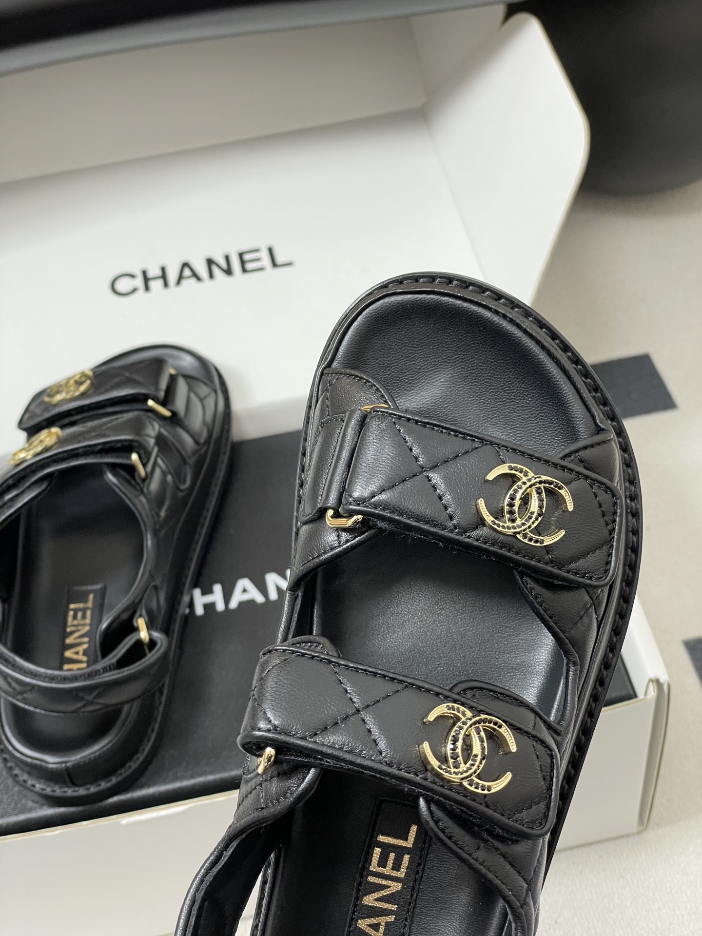 Chanel 款 Chanel小香 26Fw春夏 魔术贴 菱格皮面五金水钻扣沙滩鞋凉拖鞋