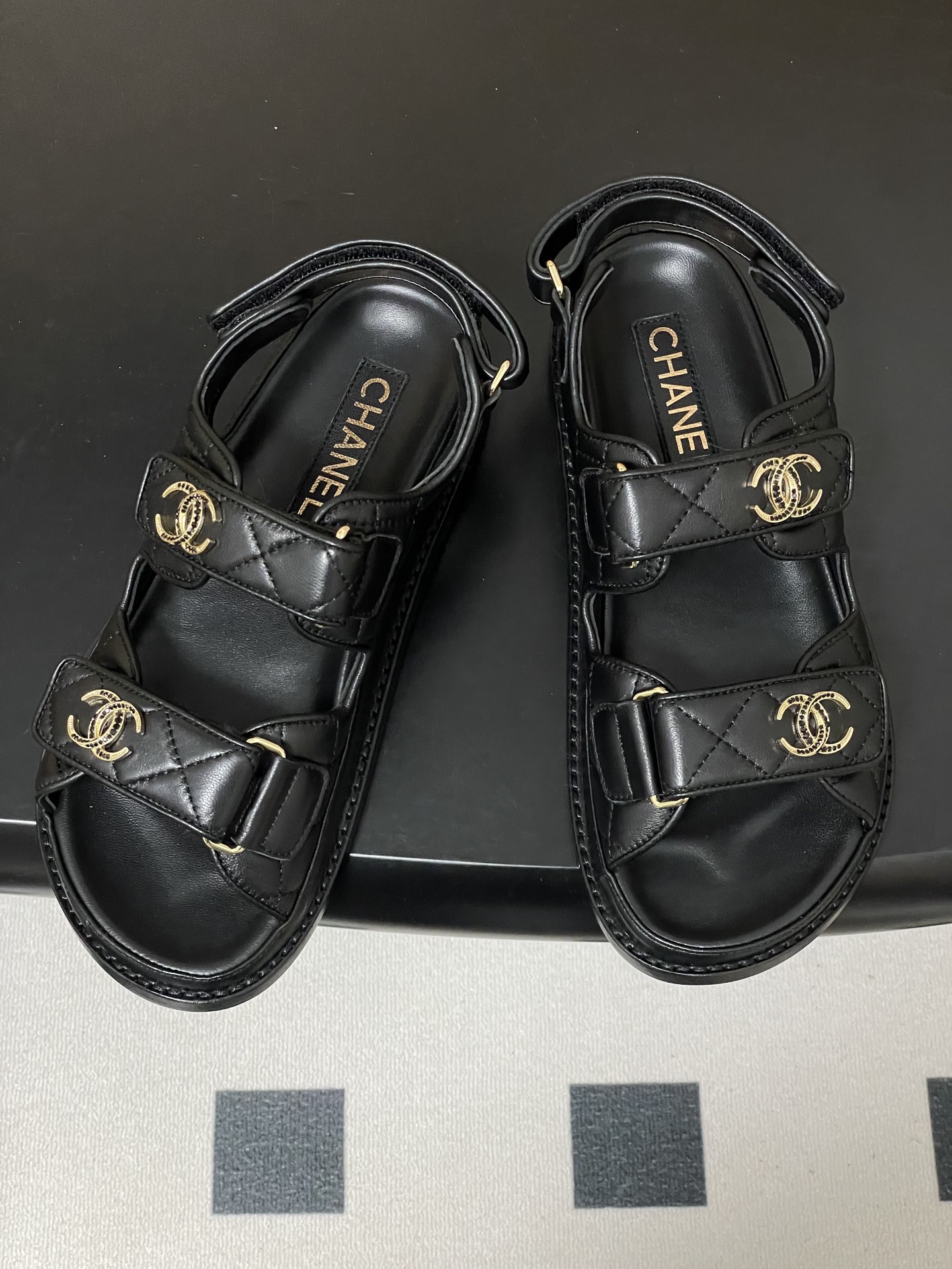 Chanel 款 Chanel小香 26Fw春夏 魔术贴 菱格皮面五金水钻扣沙滩鞋凉拖鞋