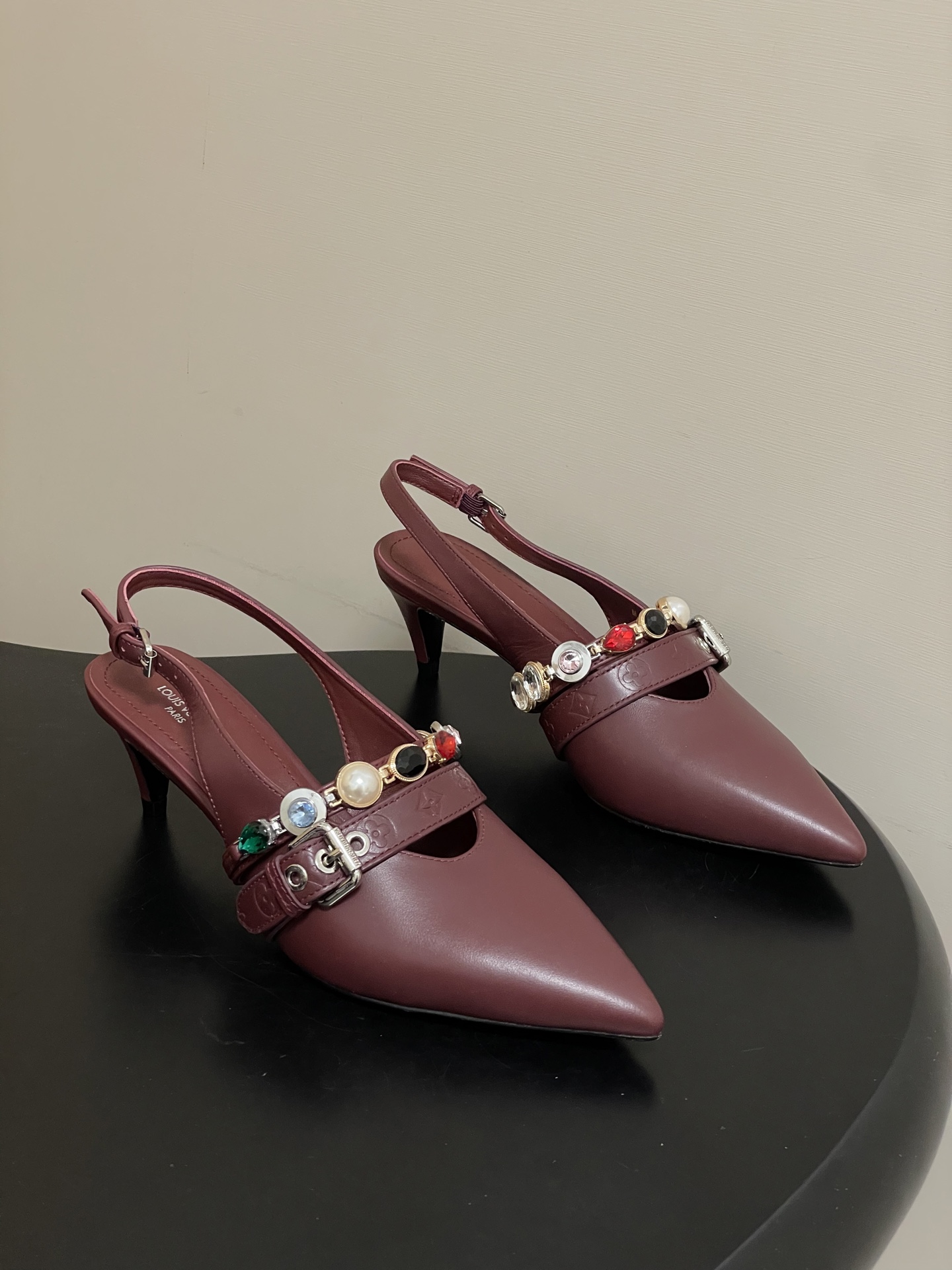 Louis Vuitton 26ss春夏新款 LOUIS VUITTON 路易威登 LV VIBE 宝石链条后空平底凉鞋珠宝尖头猫跟高跟凉鞋
