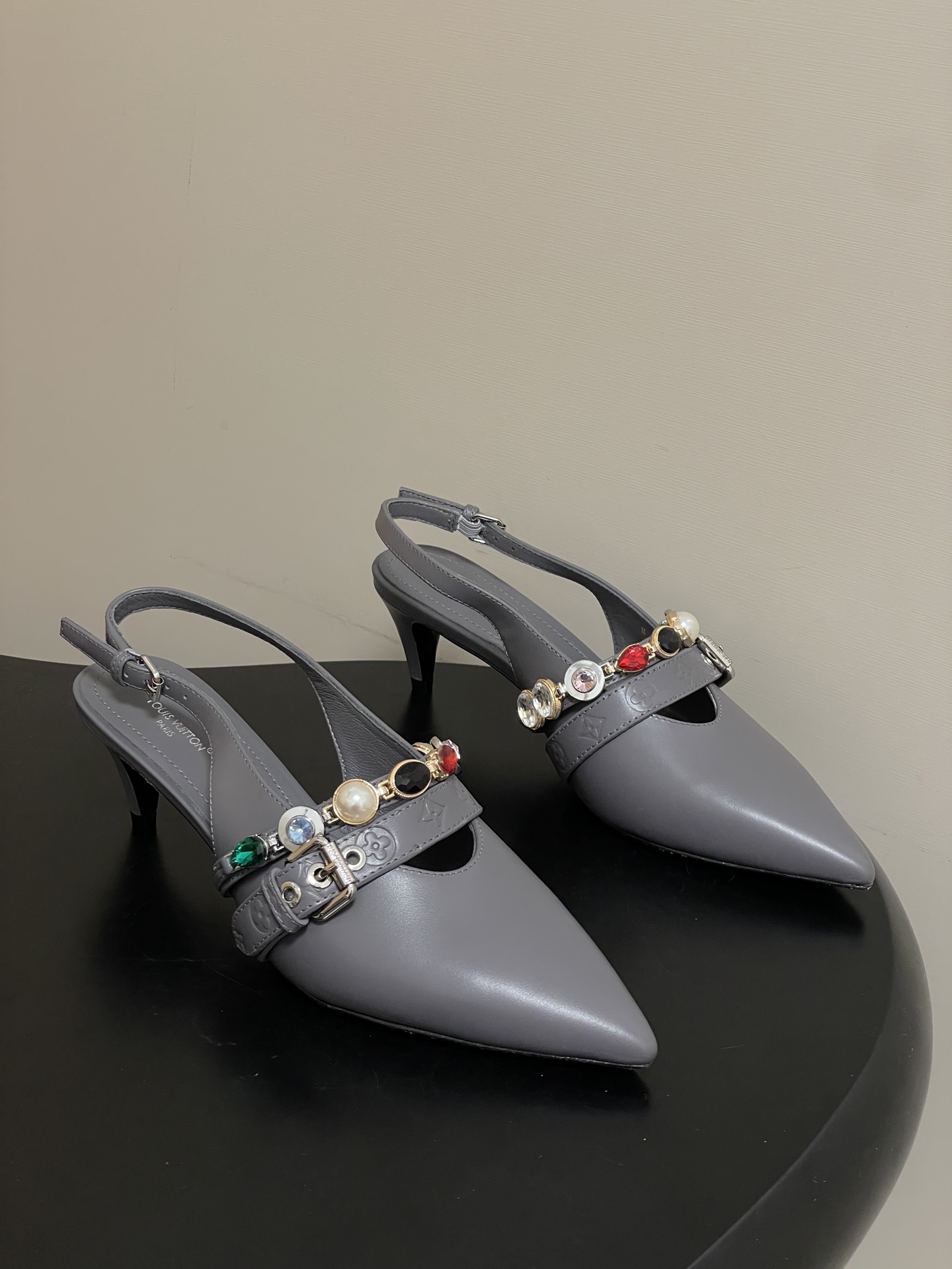 Louis Vuitton 26ss春夏新款 LOUIS VUITTON 路易威登 LV VIBE 宝石链条后空平底凉鞋珠宝尖头猫跟高跟凉鞋