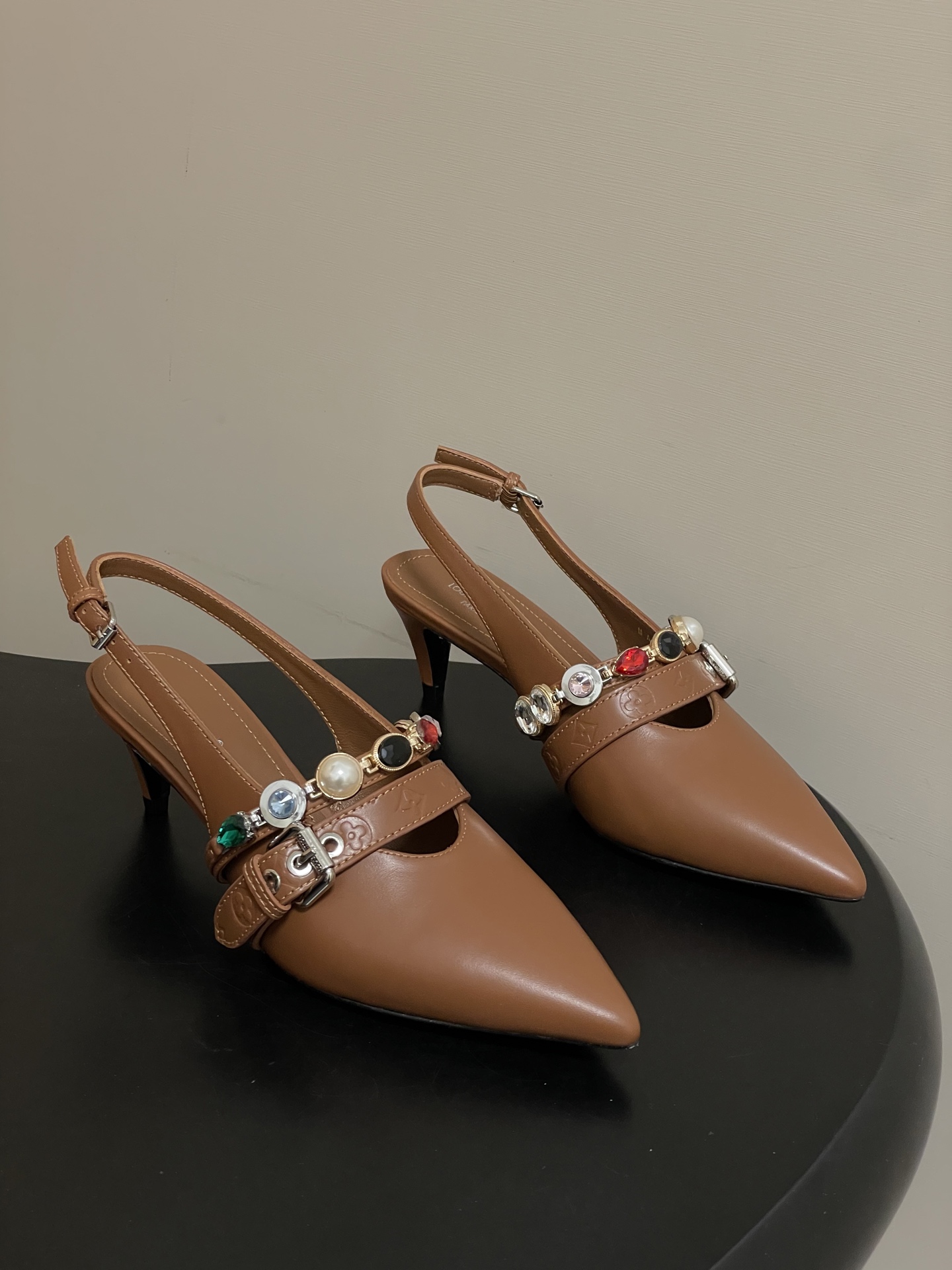 Louis Vuitton 26ss春夏新款 LOUIS VUITTON 路易威登 LV VIBE 宝石链条后空平底凉鞋珠宝尖头猫跟高跟凉鞋