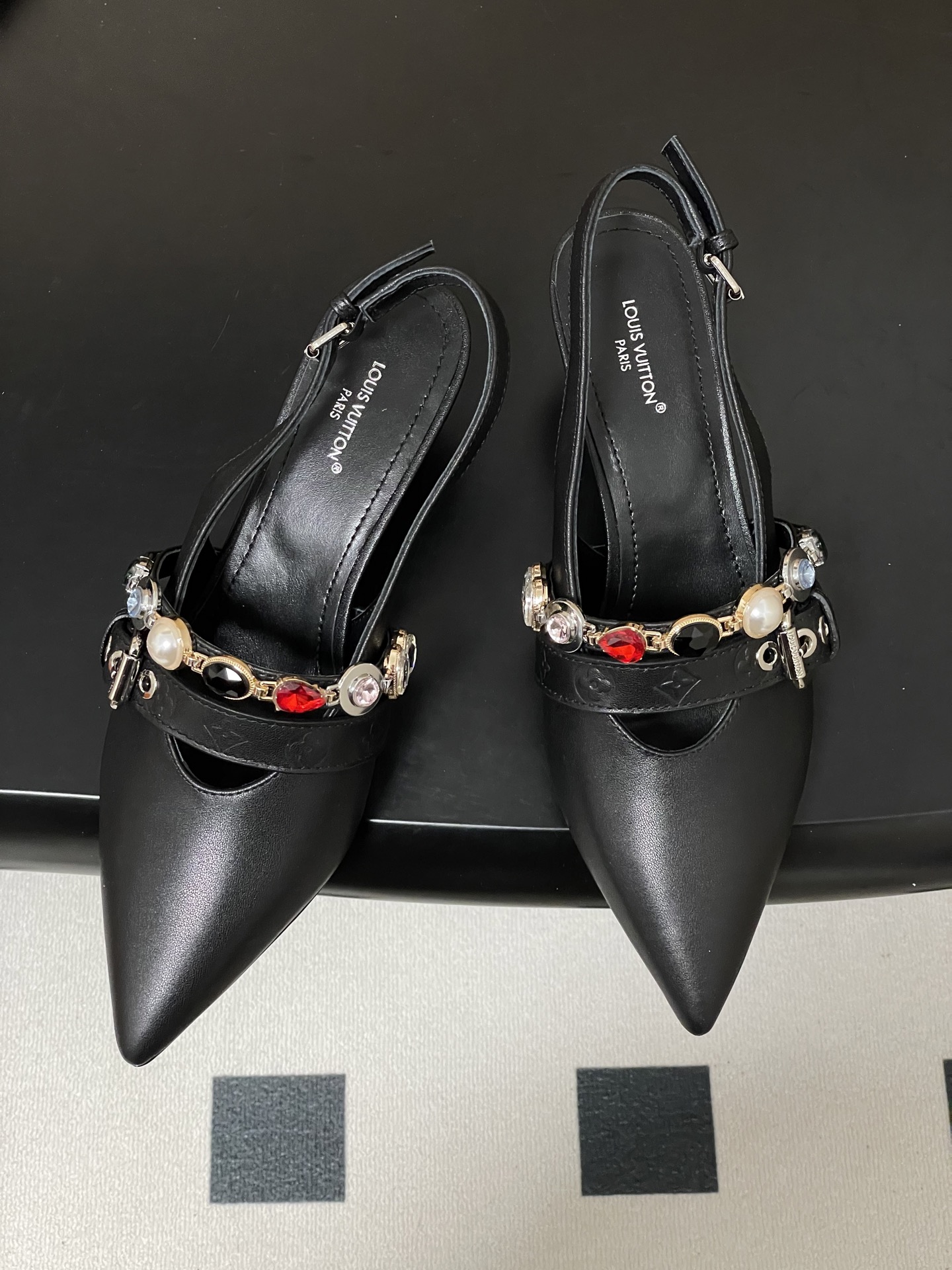 Louis Vuitton 26ss春夏新款 LOUIS VUITTON 路易威登 LV VIBE 宝石链条后空平底凉鞋珠宝尖头猫跟高跟凉鞋