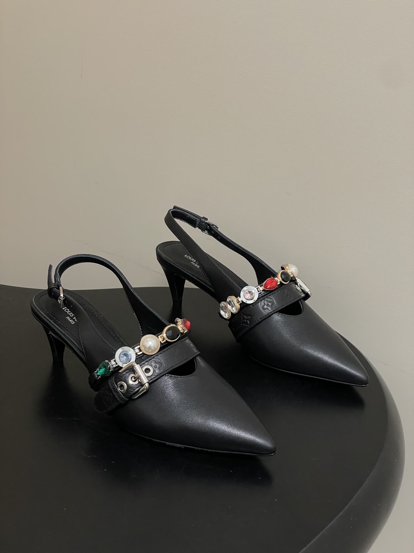 Louis Vuitton 26ss春夏新款 LOUIS VUITTON 路易威登 LV VIBE 宝石链条后空平底凉鞋珠宝尖头猫跟高跟凉鞋