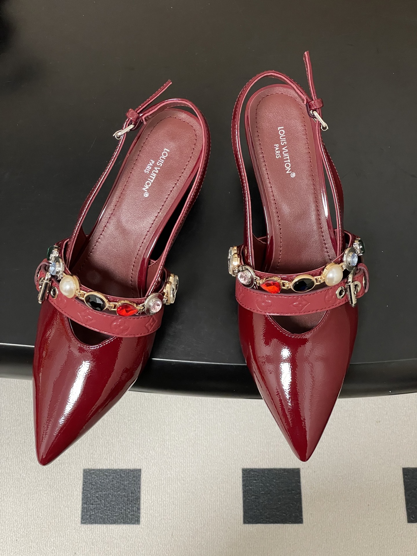 Louis Vuitton 26ss春夏新款 LOUIS VUITTON 路易威登 LV VIBE 宝石链条后空平底凉鞋珠宝尖头猫跟高跟凉鞋