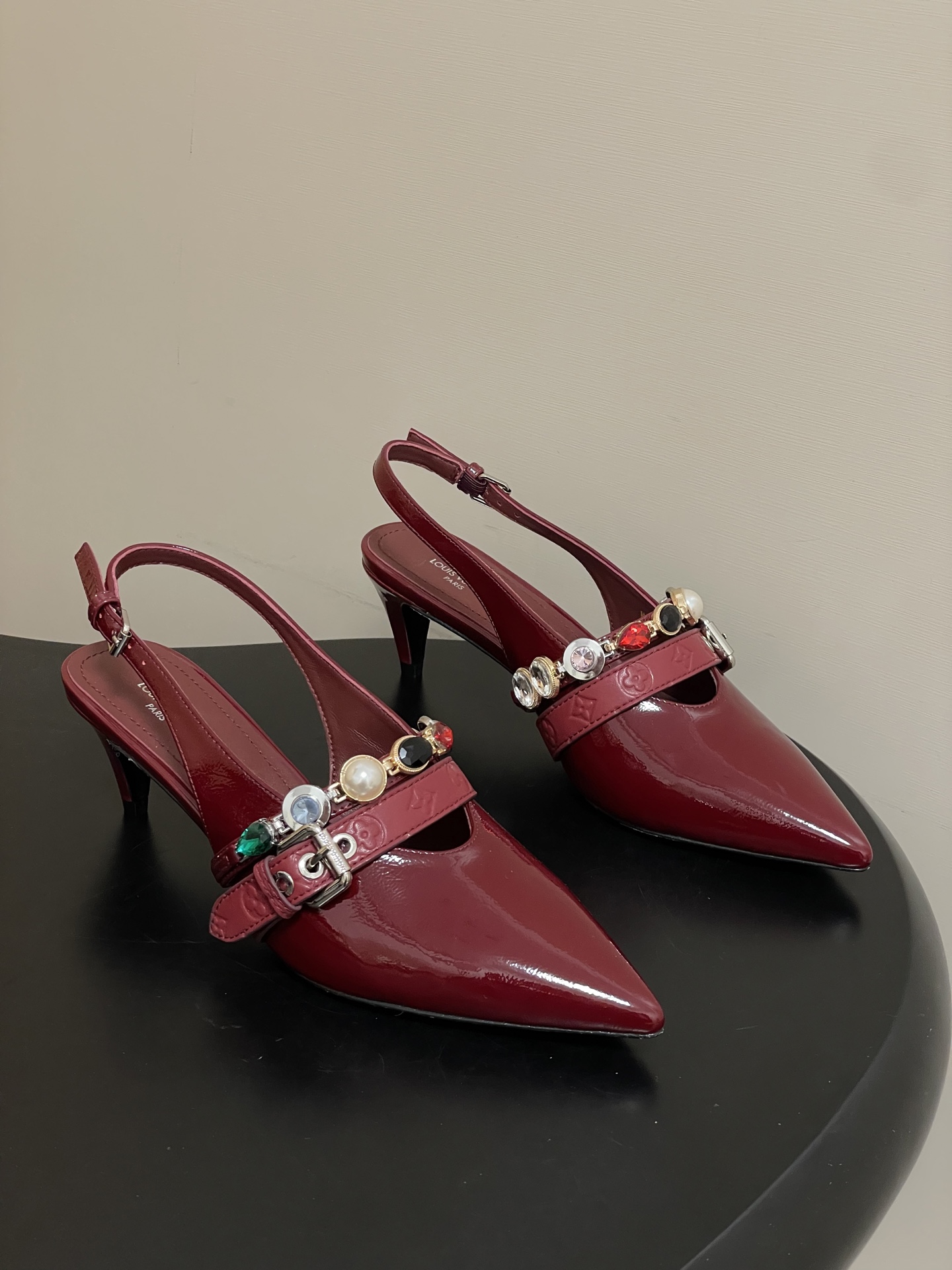 Louis Vuitton 26ss春夏新款 LOUIS VUITTON 路易威登 LV VIBE 宝石链条后空平底凉鞋珠宝尖头猫跟高跟凉鞋