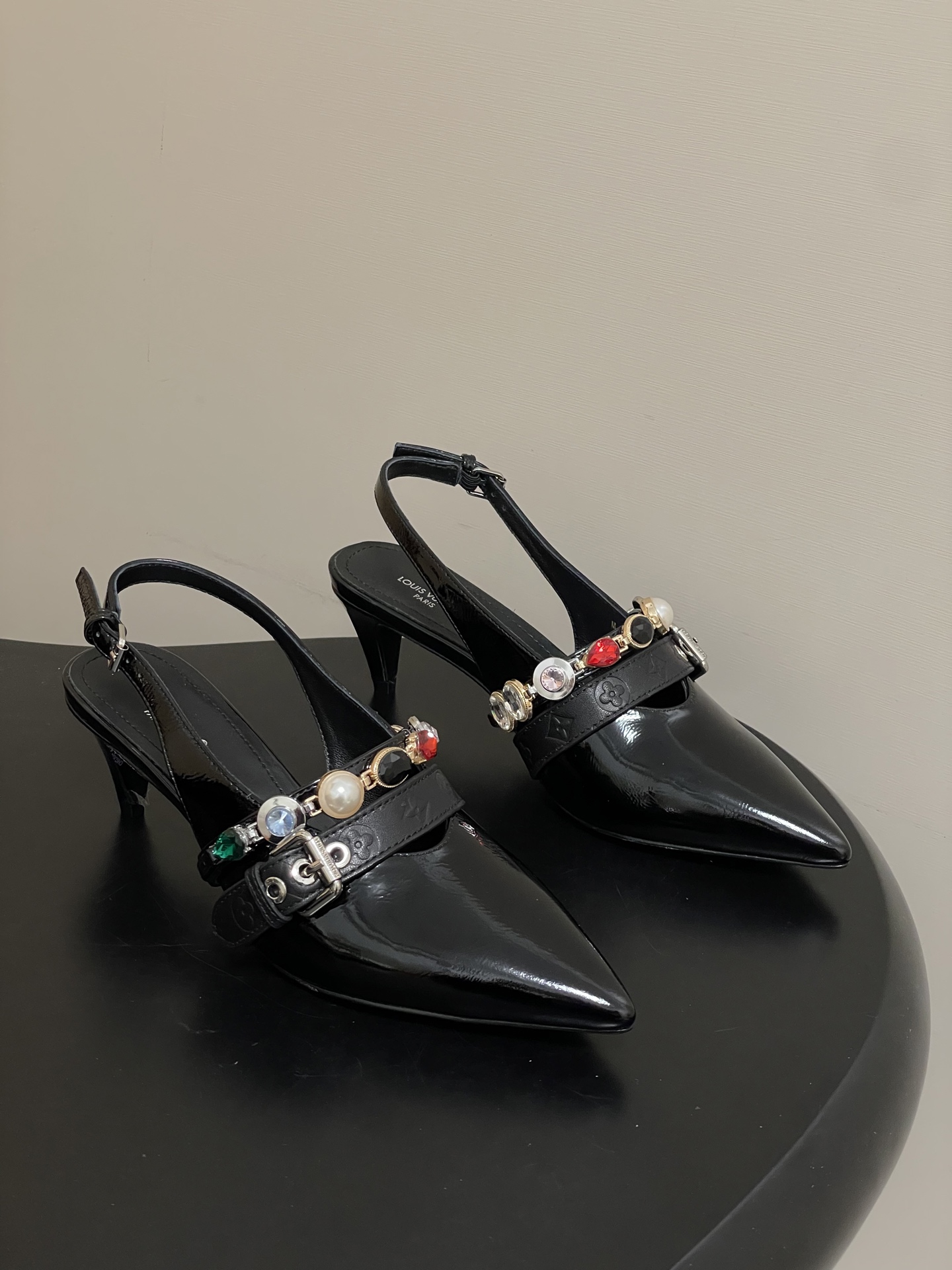 Louis Vuitton 26ss春夏新款 LOUIS VUITTON 路易威登 LV VIBE 宝石链条后空平底凉鞋珠宝尖头猫跟高跟凉鞋