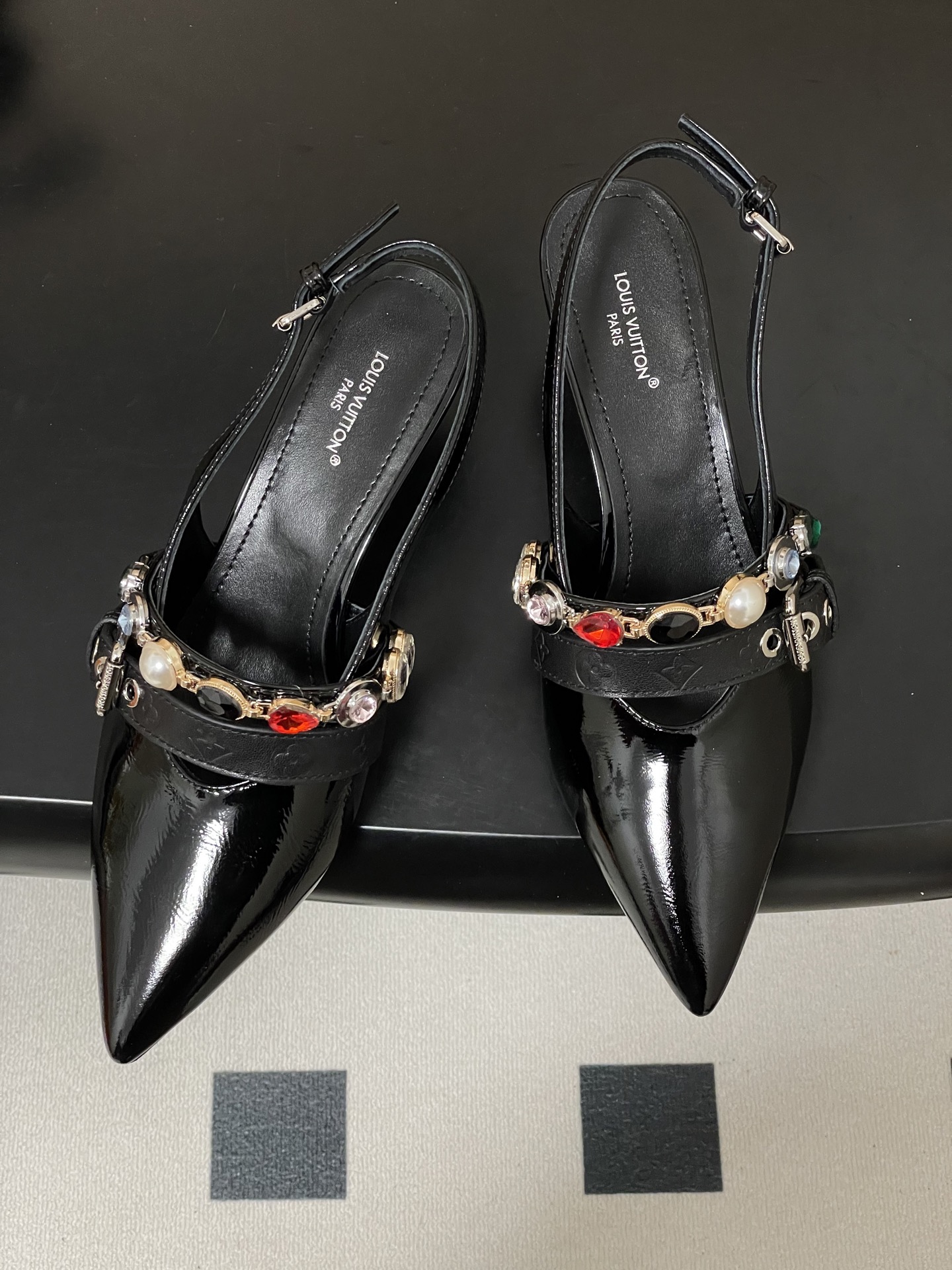 Louis Vuitton 26ss春夏新款 LOUIS VUITTON 路易威登 LV VIBE 宝石链条后空平底凉鞋珠宝尖头猫跟高跟凉鞋
