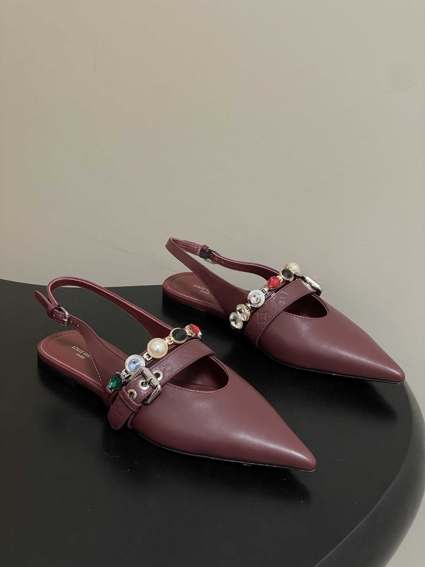 Louis Vuitton 26ss春夏新款 LOUIS VUITTON 路易威登 LV VIBE 宝石链条后空平底凉鞋珠宝尖头猫跟高跟凉鞋