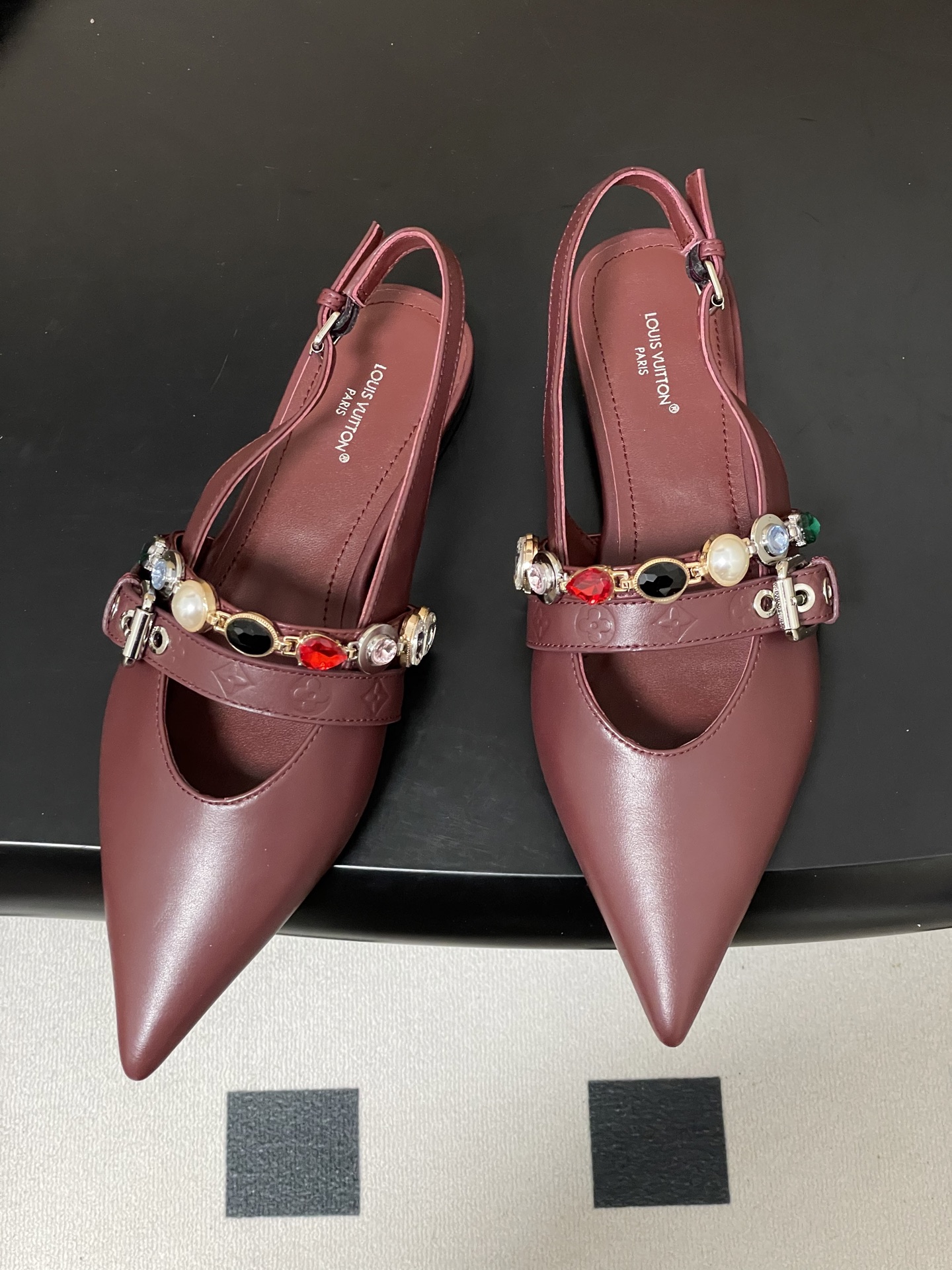 Louis Vuitton 26ss春夏新款 LOUIS VUITTON 路易威登 LV VIBE 宝石链条后空平底凉鞋珠宝尖头猫跟高跟凉鞋