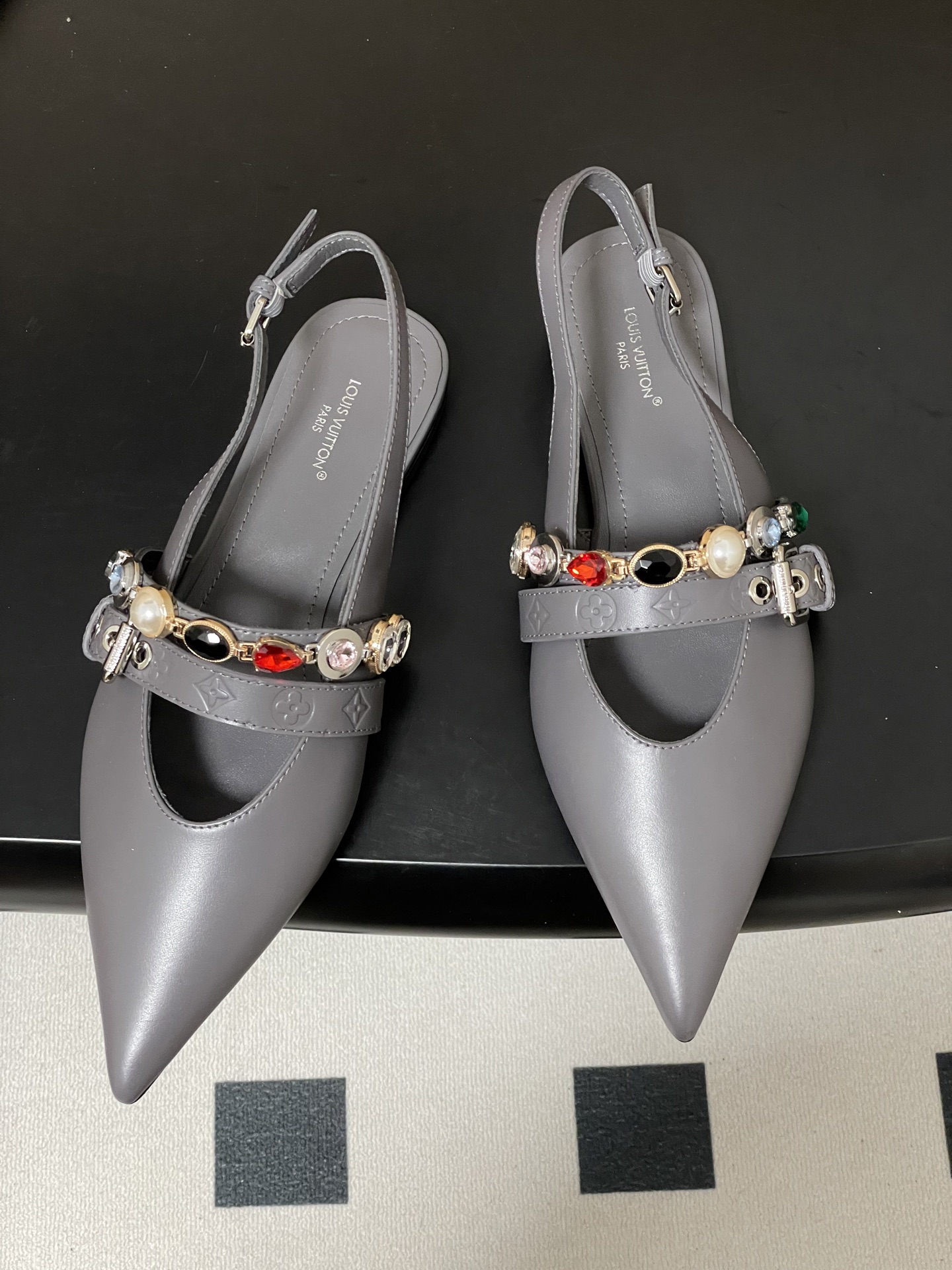 Louis Vuitton 26ss春夏新款 LOUIS VUITTON 路易威登 LV VIBE 宝石链条后空平底凉鞋珠宝尖头猫跟高跟凉鞋