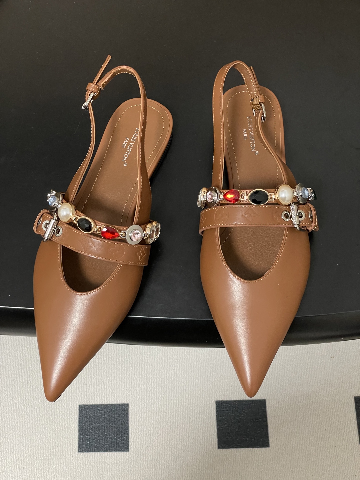 Louis Vuitton 26ss春夏新款 LOUIS VUITTON 路易威登 LV VIBE 宝石链条后空平底凉鞋珠宝尖头猫跟高跟凉鞋