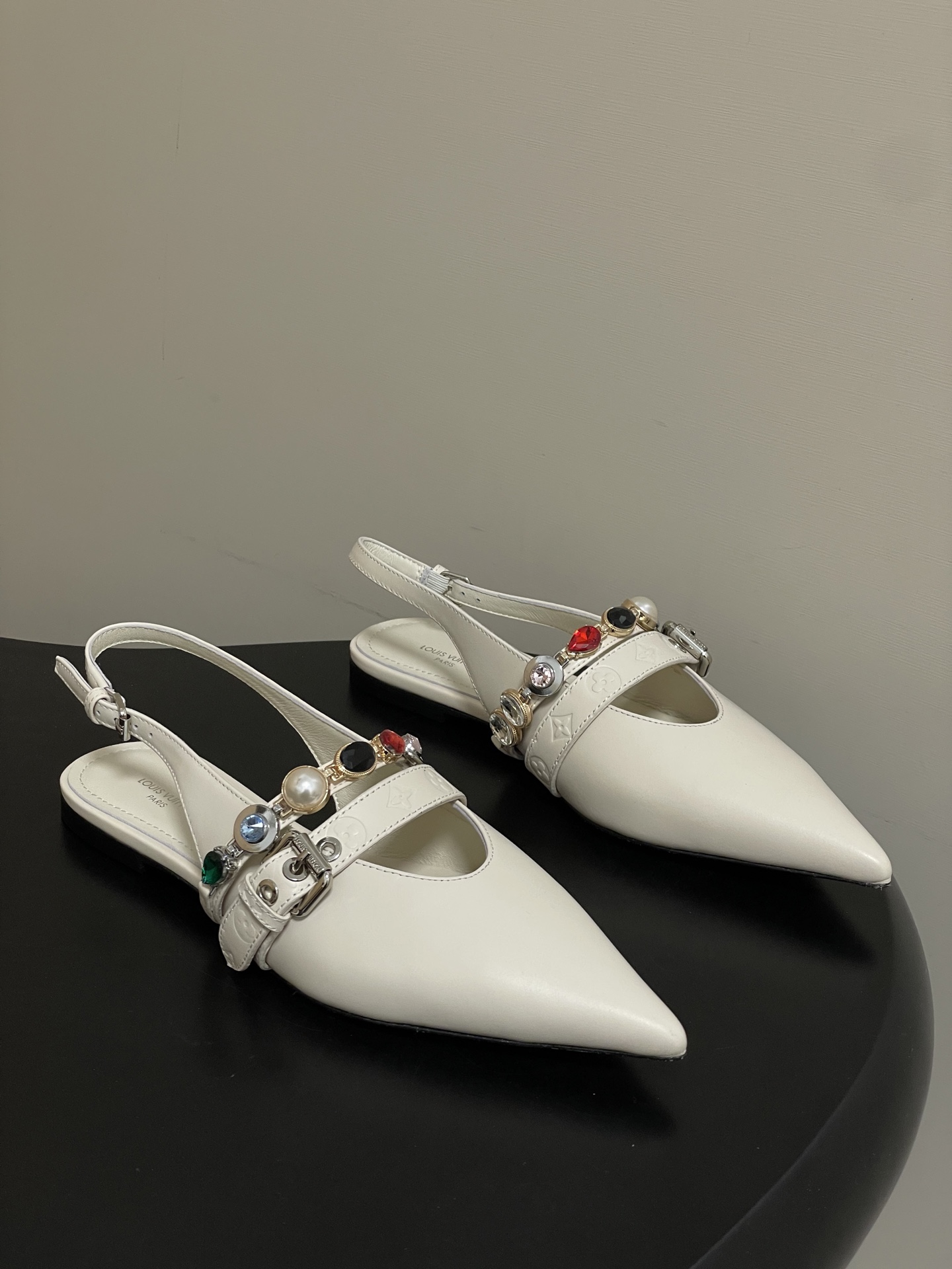 Louis Vuitton 26ss春夏新款 LOUIS VUITTON 路易威登 LV VIBE 宝石链条后空平底凉鞋珠宝尖头猫跟高跟凉鞋