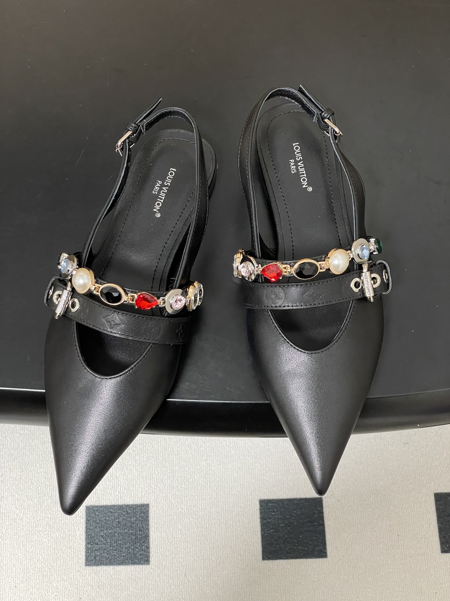 Louis Vuitton 26ss春夏新款 LOUIS VUITTON 路易威登 LV VIBE 宝石链条后空平底凉鞋珠宝尖头猫跟高跟凉鞋