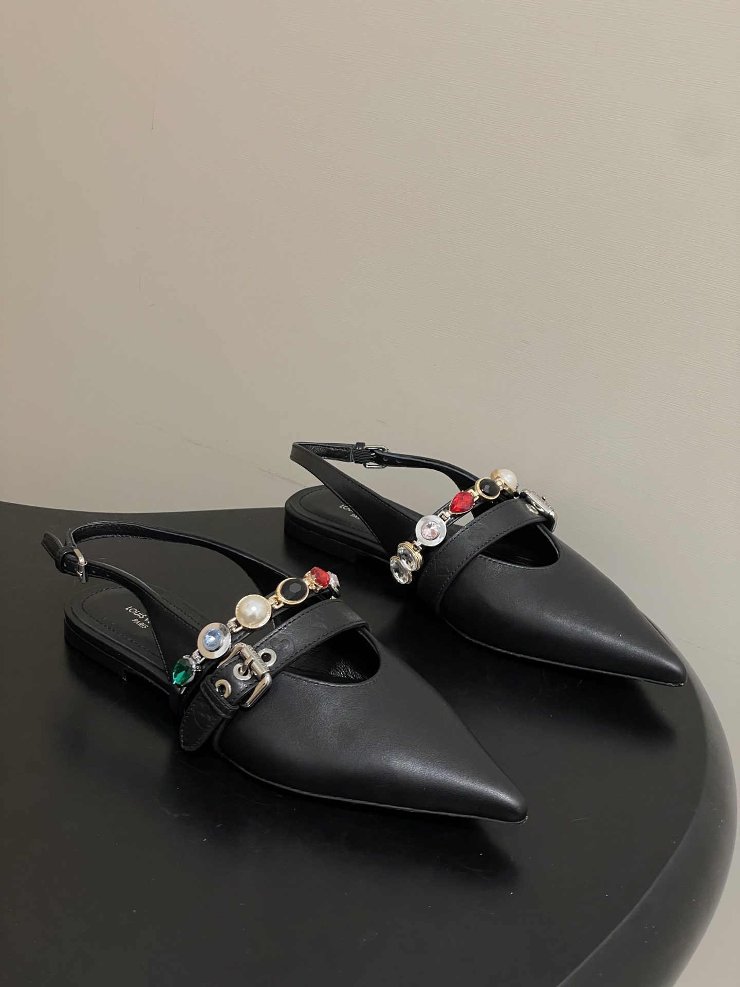 Louis Vuitton 26ss春夏新款 LOUIS VUITTON 路易威登 LV VIBE 宝石链条后空平底凉鞋珠宝尖头猫跟高跟凉鞋