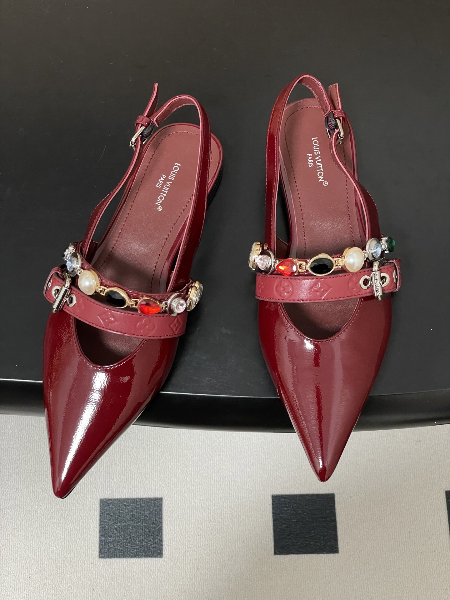 Louis Vuitton 26ss春夏新款 LOUIS VUITTON 路易威登 LV VIBE 宝石链条后空平底凉鞋珠宝尖头猫跟高跟凉鞋