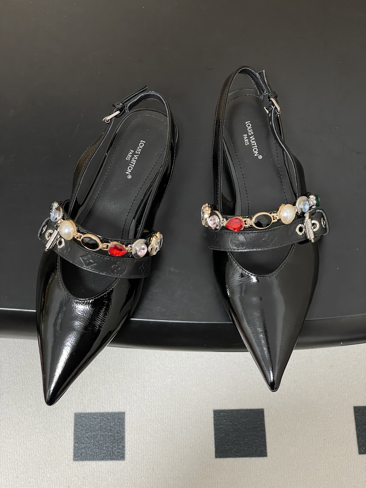 Louis Vuitton 26ss春夏新款 LOUIS VUITTON 路易威登 LV VIBE 宝石链条后空平底凉鞋珠宝尖头猫跟高跟凉鞋