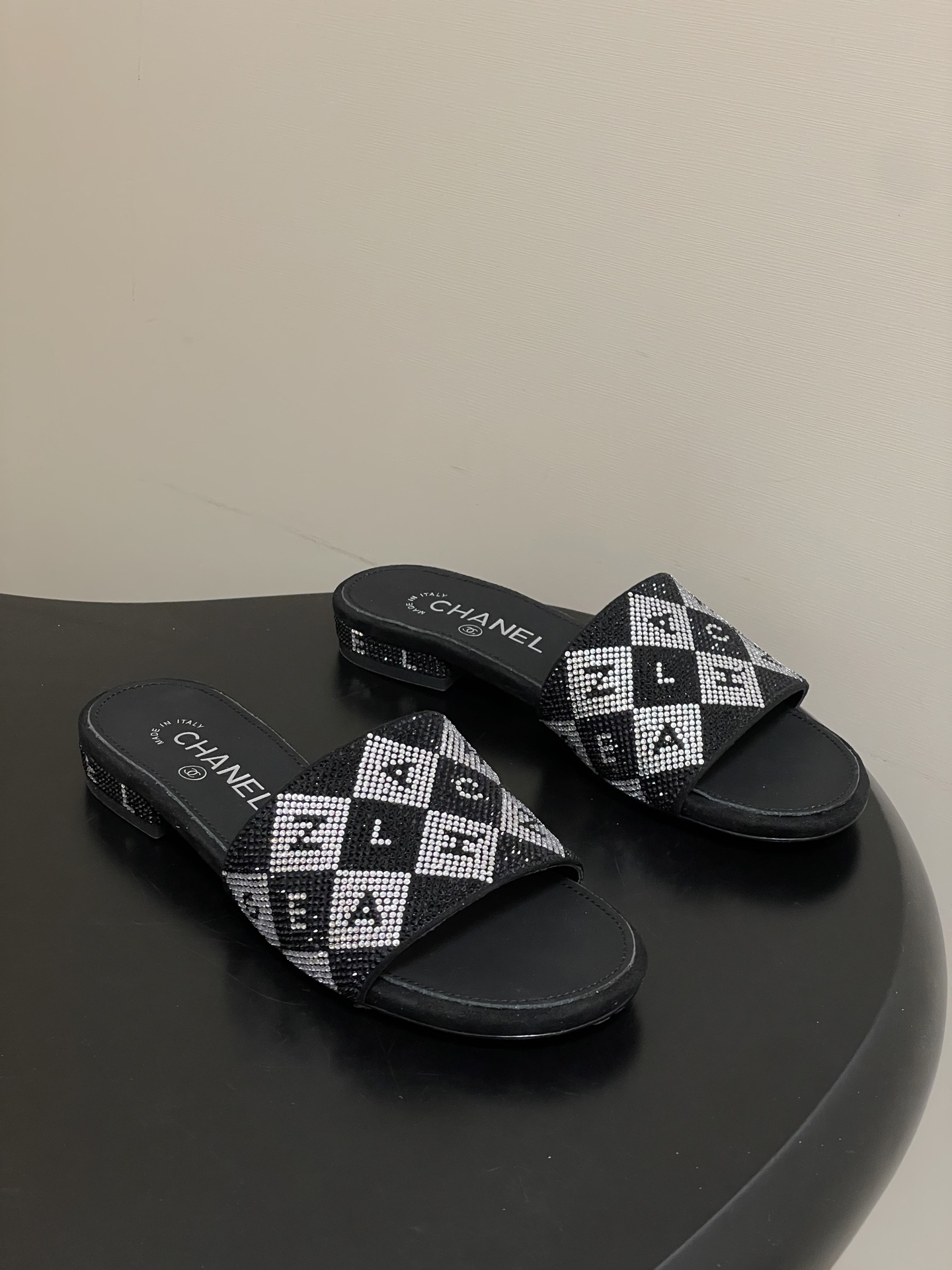 NO:721990,- 26Fw spring and summer new model Chanel Xiaoxiang classic double C letter rhinestone slippers, hot-drilled upper thick heel high-heeled slippers. This is probably the legendary princess's crystal slipper. The bright rhinestones are hand-inlaid with the double C logo, and the light and shadow flow show a noble aura. The hot-drilled bingbing is full of diamonds, which are particularly shiny. It is made with heavy work and is not easy to drop.  , the sexy temperament of a celebrity is versatile, and the high-end texture that you will fall in love with at a glance. The soft sheepskin is selected to be skin-friendly and breathable, and the slip-on design perfectly balances laziness and sophistication. The upper is custom-made cashmere leather with rhinestones. The lining is sheepskin. High-heeled flat sole/thick heel. 7cm sole. Italian genuine leather outsole.  Size 35-39 (40.41.42 customized, non-refundable), slippers, chanel, slippers, sheepskin, Leather soles19860909- 26Fw春夏新款Chanel小香经典双C字母水钻拖鞋烫钻鞋面粗跟高跟拖鞋 这大概就是传说中公主的水晶鞋吧,璀璨水钻手工镶嵌双C标识,光影流转间尽显矜贵气场 烫钻bingbing满钻特别闪,重工打造不易掉钻 ,名媛性感气质百搭,一眼沦陷的高定质感.精选柔软羊皮亲肤透气,一脚蹬设计 慵懒与精致完美平衡. 鞋面定制羊绒皮烫钻 内里垫脚羊皮 高跟平底/粗跟 7cm 鞋底意大利真皮大底 码数35-39（40.41.42定做不退换）,拖鞋,chanel,slippers,sheepskin,Leather soles,Women's Shoes