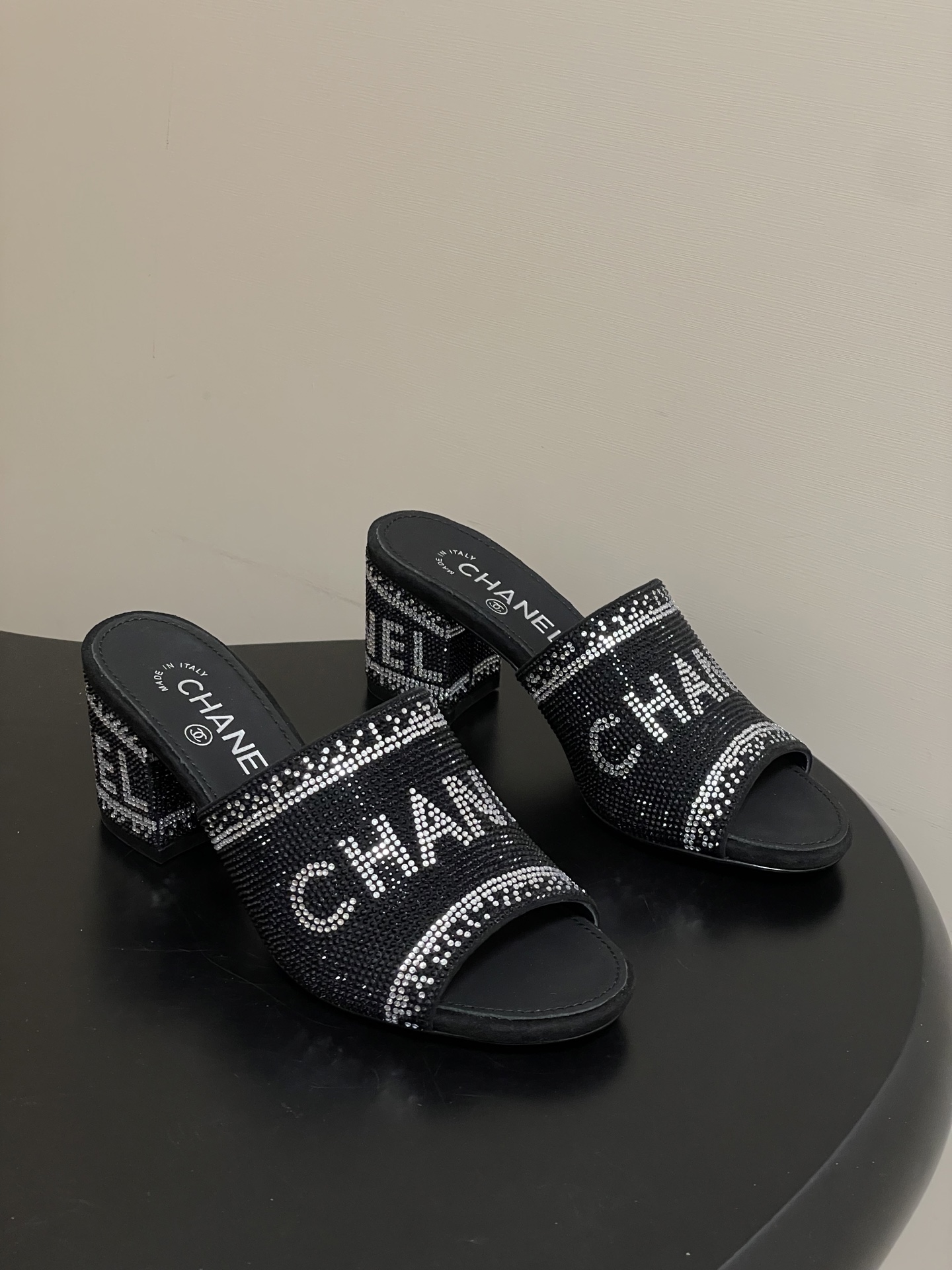 NO:760537,- 26Fw spring and summer new model Chanel Xiaoxiang classic double C letter rhinestone slippers, hot-drilled upper thick heel high-heeled slippers. This is probably the legendary princess's crystal slipper. The bright rhinestones are hand-inlaid with the double C logo, and the light and shadow flow show a noble aura. The hot-drilled bingbing is full of diamonds, which are particularly shiny. It is made with heavy work and is not easy to drop.  , the sexy temperament of a celebrity is versatile, and the high-end texture that you will fall in love with at a glance. The soft sheepskin is selected to be skin-friendly and breathable, and the slip-on design perfectly balances laziness and sophistication. The upper is custom-made cashmere leather with rhinestones. The lining is sheepskin. High-heeled flat sole/thick heel. 7cm sole. Italian genuine leather outsole.  Size 35-39 (40.41.42 customized, non-refundable), slippers, chanel, slippers, sheepskin, Leather soles19860909- 26Fw春夏新款Chanel小香经典双C字母水钻拖鞋烫钻鞋面粗跟高跟拖鞋 这大概就是传说中公主的水晶鞋吧,璀璨水钻手工镶嵌双C标识,光影流转间尽显矜贵气场 烫钻bingbing满钻特别闪,重工打造不易掉钻 ,名媛性感气质百搭,一眼沦陷的高定质感.精选柔软羊皮亲肤透气,一脚蹬设计 慵懒与精致完美平衡. 鞋面定制羊绒皮烫钻 内里垫脚羊皮 高跟平底/粗跟 7cm 鞋底意大利真皮大底 码数35-39（40.41.42定做不退换）,拖鞋,chanel,slippers,sheepskin,Leather soles,Women's Shoes