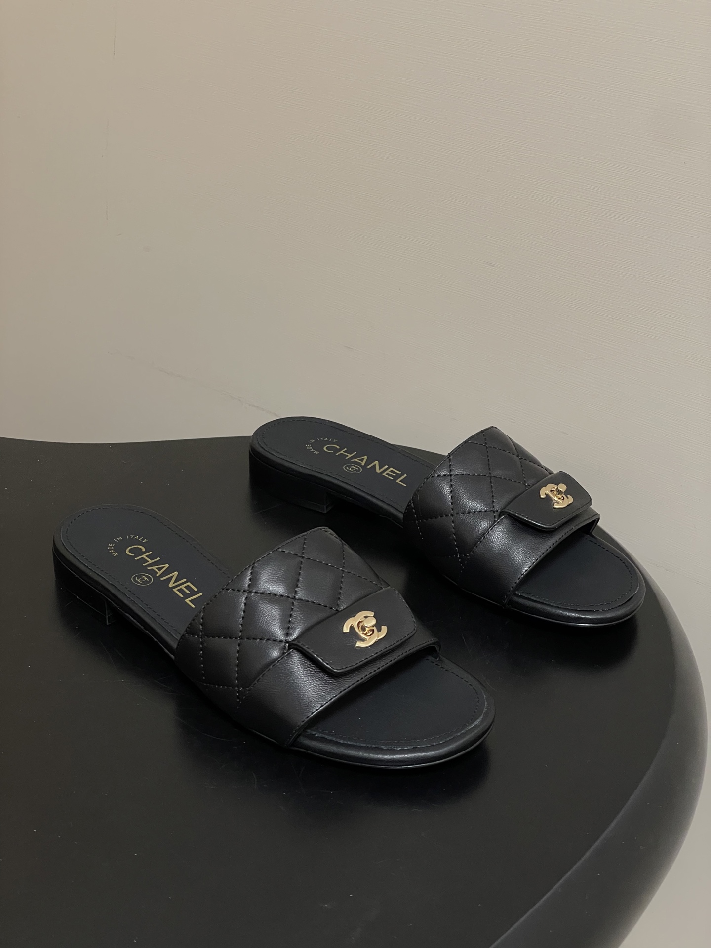 NO:721985,- 26Fw new spring and summer Chanel small fragrant rhombus double C letter buckle one-line slippers, classic school bag buckle slippers rhombus flat sandals, versatile sandals that you don’t get tired of, a super classic style, casual yet delicate, with a sure temperament, a perfect bonus treasure this spring and summer!  Sheepskin upper, sheepskin lining, high heels and flat soles, Italian genuine leather outsole, size 35-39 (40.41.42 custom-made, non-returnable), slippers, chanel, slippers, sheepskin, Leather soles19860909- 26Fw春夏新款Chanel小香菱格双C字母扣一字拖鞋经典书包扣拖鞋菱格平底凉拖鞋 穿不腻的百搭凉拖 超经典的一款 休闲中带着精致 气质拿捏稳妥 今年春夏绝美加分宝藏！ 鞋面羊皮 内里垫脚羊皮 高跟平底 鞋底意大利真皮大底 码数35-39（40.41.42定做不退换）,拖鞋,chanel,slippers,sheepskin,Leather soles,Women's Shoes