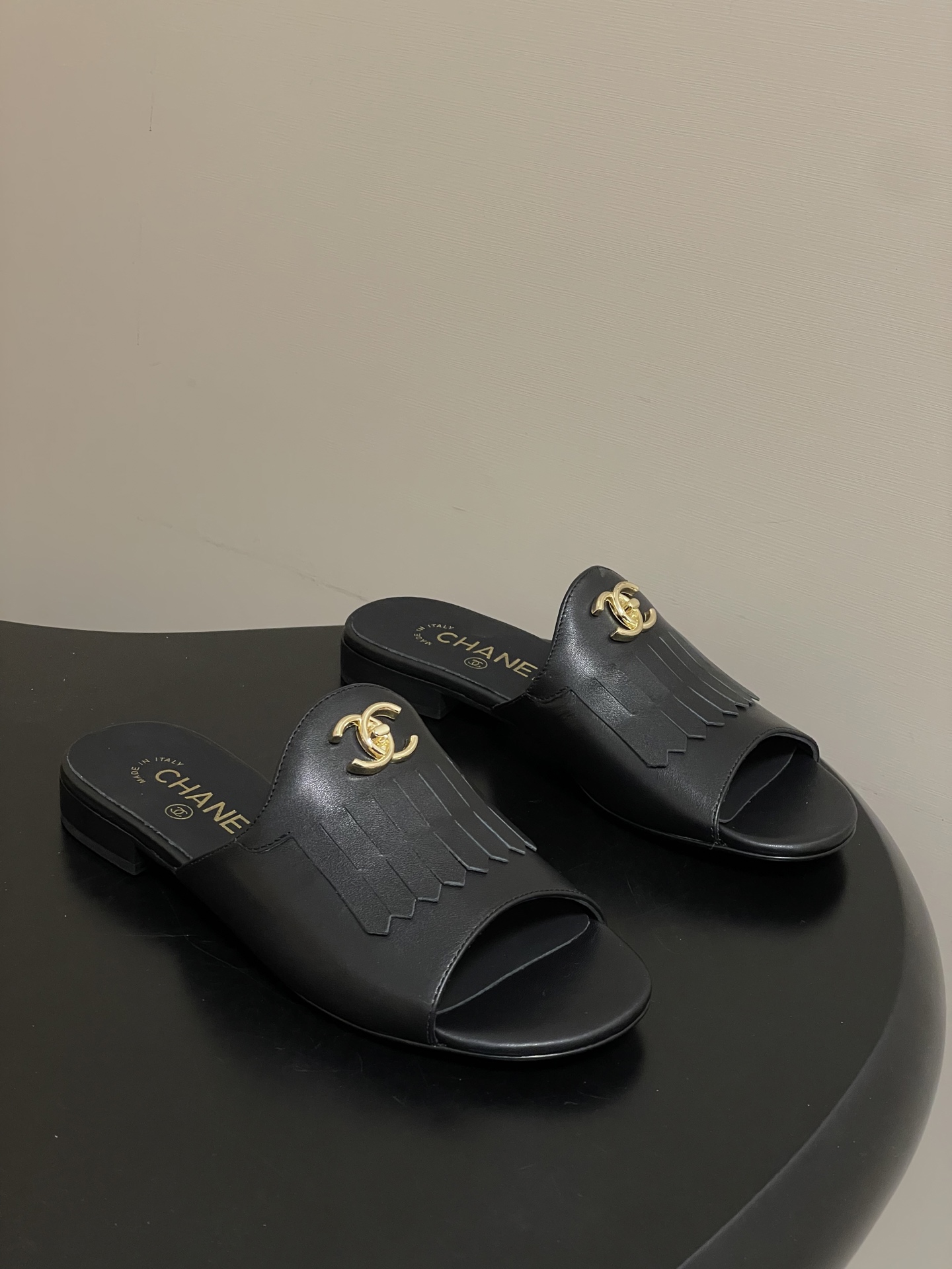 NO:722031,- 26Fw spring and summer new model Chanel Xiaoxiang classic double C buckle tassel one-word slippers hardware buckle high heel thick heel sandals combine retro elegance and smart laziness just right. The classic rhombus leather is delicate and soft, and the iconic metal school bag buckle is neatly decorated with smart tassels. It sways lightly when walking, with a high-end casual rhythm. The double C logo hides a luxurious background, and the retro metal texture and gentle tassels collide, combining strength and softness.  The slip-on style is relaxed and comfortable. It can be easily used for daily street trips and leisure vacations. It is romantic with skirts and casual with trousers, and you can wear French high-end style effortlessly. Sheepskin upper, sheepskin lining, high flat/thick heel 7cm, Italian genuine leather outsole  Size 35-39 (40.41.42 customized, non-refundable), slippers, chanel, slippers, skirts, sheepskin, Leather soles19860909- 26Fw春夏新款Chanel 小香经典双C扣流苏一字拖鞋五金扣高跟粗跟凉拖鞋 把复古贵气与灵动慵懒揉得恰到好处,经典菱格皮质细腻柔软,标志性金属书包扣利落点睛 缀以灵动流苏 行走间轻晃摇曳,自带高级随性韵律.双C标识暗藏奢雅底蕴,复古金属质感与温柔流苏碰撞,刚柔并济 一脚蹬版型松弛自在 日常出街、休闲度假都能轻松驾驭,搭配裙装浪漫、配裤装率性,不费力便穿出法式高阶格调. 鞋面羊皮 内里垫脚羊皮 跟高平底/粗跟7cm 鞋底意大利真皮大底 码数35-39（40.41.42定做不退换）,拖鞋,chanel,slippers,skirts,sheepskin,Leather soles,Women's Shoes