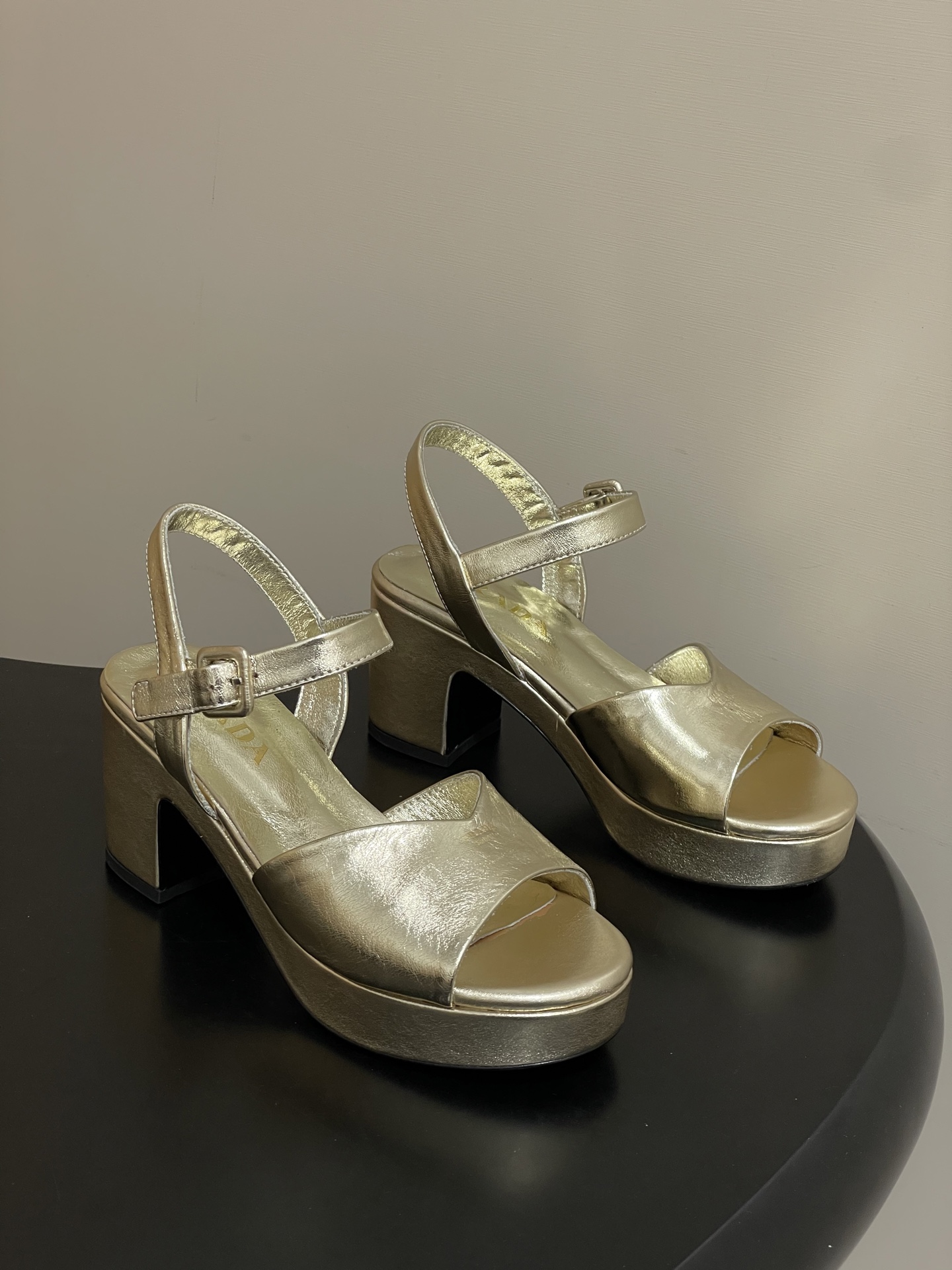 NO:722097,-Top quality 26Aw spring and summer new Prada catwalk style, fish-mouth open-toe platform high heels, retro old money style slingback sandals. Inspired by the retro sandals of the 1990s, the upper is designed with cross straps and has smooth and neat lines. It not only modifies the foot shape but also has an elegant atmosphere. It is a core item to create an 'old money style'.  The slingback design adds lightness and breathability while retaining elegance. It is suitable for spring and summer seasons or indoor occasions, and also makes the retro shoe style more practical. The thick heel design improves walking stability while ensuring elegance, and solves the pain point of 'good-looking shoes are not easy to walk on'. The upper is made of custom-made sheepskin/laminated sheepskin, and the inner lining is sheepskin. The sole is Italian injection molded leather outsole. The heel height is 8cm.  Size 35-39 (40.41.42 customized, non-refundable), high heels and sandals, prada, prada, sandals, high heels, sheepskin, sheep, Leather soles19860909-顶级品质 26Aw春夏新款Prada 普拉达走秀款 鱼嘴露趾防水台高跟鞋复古老钱风露跟凉鞋 以90年代的复古凉鞋为灵感,鞋面采用交叉带设计,线条流畅利落,既修饰脚型又自带优雅氛围,是打造“老钱风”的核心单品. 露跟设计在保留优雅感的同时增添了轻盈与透气感,适配春夏季节或室内场合,也让复古鞋型更具实穿性.采用粗跟设计,在保证优雅感的同时提升了行走稳定性,解决了“好看的鞋不好走”的痛点. 鞋面定制羊猄皮/贴膜羊皮 内里垫脚羊皮 鞋底意大利注塑真皮大底 跟高8cm 码数35-39（40.41.42定做不退换）,高跟鞋凉鞋,prada,prada,sandals,high heels,sheepskin,sheep,Leather soles,Women's Shoes