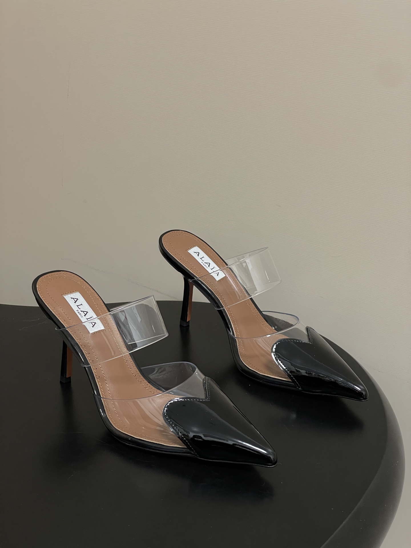 NO:722087,-Belt box 20 order notes (default ordinary box) 26ss spring and summer new ALAIA Alea HIGH LOVE heart-shaped mules French love film high heels pointed toe stiletto sandals These HIGH LOVE heart-shaped mules, pointed toe design, with a unique cube heel, made of cow patent leather/film. Easily create a sense of fashion and modernity. Countless famous designers regard him as 'Designer of Designers' and influence the style of many people!  These Alai@ design elements are still appearing on the runways of major brands. They are super popular and look great on your feet!  Here comes the high love high-love high-heeled shoes that everyone on the Internet has got a pair of. These PVC high-heeled shoes are decorated with exquisite heart-shaped decorations. The brand's new elegant shoe style is casual, comfortable, and fashionable. It comes in a variety of colors to match different occasions. Overseas bloggers have a pair!  Upper cow patent leather/customized PVC film, inner padding sheepskin, sole Italian genuine leather outsole, heel height 9cm, size 35-39 (40.41 customized, non-returnable), high heels, alaia, high heels, slippers, sheepskin, Leather soles19860909-皮带盒20下单备注（默认普通盒） 26ss春夏新款ALAIA阿莱亚 HIGH LOVE心形穆勒鞋法式爱心胶片高跟鞋尖头细跟凉拖鞋 这款HIGH LOVE心形穆勒鞋,尖头设计,搭配别具一格的立方体鞋跟,采用牛漆皮/胶片制成.轻松营造时尚摩登之感.无数的名设计师都把他看作“DesignerofDesigners”更影响着很多人的风格！这些Alai@的设计元素不是仍不断出现在各大品牌的秀台上、超级火爆,上脚美爆啦！ 外网大博人手一双的high love爱心高跟鞋来啦~ 这款PVC高跟鞋采用精美心形装饰搭配 品牌全新的优雅鞋型 休闲舒适兼备具时髦利落 多种颜色搭配不同场合 海外博主人手一双！ 鞋面牛漆皮/定制PVC胶片 内里垫脚羊皮 鞋底意大利真皮大底 跟高9cm 码数35-39（40.41定做不退换）,高跟鞋,alaia,high heels,slippers,sheepskin,Leather soles,Women's Shoes