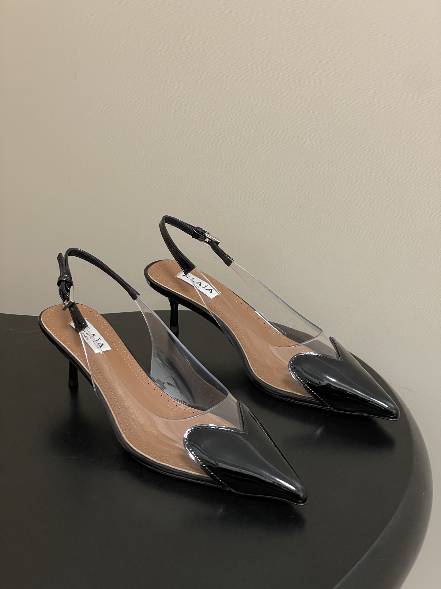 NO:722071,- Belt box 20 order notes (default ordinary box) 26ss spring and summer new ALAIA Alea HIGH LOVE heart-shaped slingback sandals French love film high heels pointed toe stiletto sandals These HIGH LOVE heart-shaped slingbacks, pointed toe design, with a unique slender heel, made of cow patent leather/film. Easily create a sense of fashion and modernity. Countless famous designers regard him as 'Designer of Designers' and influence the style of many people!  These Alai@ design elements are still appearing on the runways of major brands. They are super popular and look great on your feet!  Here comes the high love high-love high-heeled shoes that everyone on the Internet has got a pair of. These PVC high-heeled shoes are decorated with exquisite heart-shaped decorations. The brand's new elegant shoe style is casual, comfortable, and fashionable. It comes in a variety of colors to match different occasions. Overseas bloggers have a pair!  Upper cow patent leather/customized PVC film, inner padding sheepskin, sole Italian genuine leather outsole, heel height 9.5cm/5.5cm, size 35-39 (40.41.42 custom-made, non-returnable), high-heeled sandals, alaia, sandals, high heels, sheepskin, Leather soles19860909-皮带盒20下单备注（默认普通盒） 26ss春夏新款ALAIA阿莱亚 HIGH LOVE心形露跟凉鞋法式爱心胶片高跟鞋尖头细跟凉鞋 这款HIGH LOVE心形露跟鞋,尖头设计,搭配别具一格的细细鞋跟,采用牛漆皮/胶片制成.轻松营造时尚摩登之感.无数的名设计师都把他看作“DesignerofDesigners”更影响着很多人的风格！这些Alai@的设计元素不是仍不断出现在各大品牌的秀台上、超级火爆,上脚美爆啦！ 外网大博人手一双的high love爱心高跟鞋来啦~ 这款PVC高跟鞋采用精美心形装饰搭配 品牌全新的优雅鞋型 休闲舒适兼备具时髦利落 多种颜色搭配不同场合 海外博主人手一双！ 鞋面牛漆皮/定制PVC胶片 内里垫脚羊皮 鞋底意大利真皮大底 跟高9.5cm/5.5cm 码数35-39（40.41.42定做不退换）,高跟鞋凉鞋,alaia,sandals,high heels,sheepskin,Leather soles,Women's Shoes