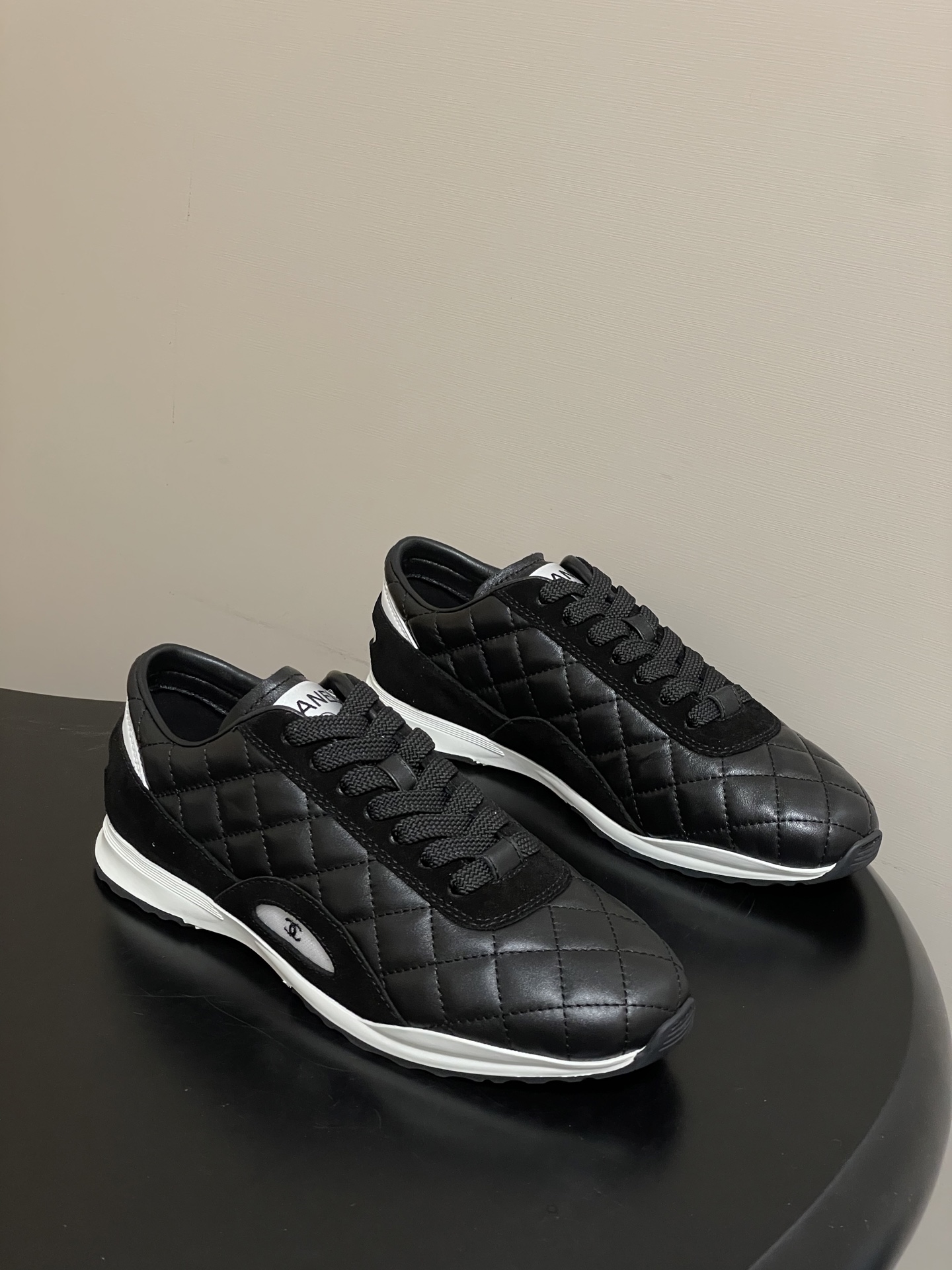 NO:722037,-Produced in Guangzhou (with high-end airplane box) Chanel Xiaoxiang 26C early spring new classic diamond lace-up sneakers double C micro-label moral training shoes casual white shoes 26c diamond sneakers hybrid artifact Chanel Sneaker diamond quilting design, this is one of Chanel's most classic symbols  The upper is the finishing touch. The sheepskin rhombus texture is very textured. The rhombus particles made of sheepskin are full and three-dimensional. Each rhombus pattern is full and elastic. You can clearly feel the softness of the leather and the crispness of the rhombus when you touch it. The classic quilting process makes the rhombus outlines neat and rounded. Coupled with the low-key double C logo on the side of the shoe, it retains Chanel's iconic elegance!  Customized lambskin/cow suede upper, lambskin lining, breathable environmentally friendly mesh insole, original molded two-color TPU combination outsole, size 35-39 (40 custom made, non-returnable), casual shoes/sports shoes, chanel, chanel, sneakers, sheepskin19860909-莞产（配高档飞机盒） Chanel 小香 26C早春新款经典菱格系带运动鞋双C微标德训鞋休闲小白鞋 26c菱格运动鞋混搭神器Chanel Sneaker菱格纹绗缝设计,这是香奈儿最经典的标志之一 鞋面堪称点睛之笔,羊皮菱格纹肌理极具质感,羊皮材质打造的菱格颗粒饱满立体,每一个菱格的纹路都充盈且富有弹性,手触上去能清晰感受到皮革的软糯与菱格的挺括,经典的绗缝工艺让菱格的轮廓线条利落又圆润,再搭配鞋侧低调的双C标识,既保留了香奈儿标志性的优雅！ 鞋面定制小羊皮/牛反绒 内里小羊皮 鞋垫透气环保网布 鞋底原版开模双色TPU组合大底 码数35-39（40定做不退换）,休闲鞋/运动鞋,chanel,chanel,sneakers,sheepskin,Women's Shoes