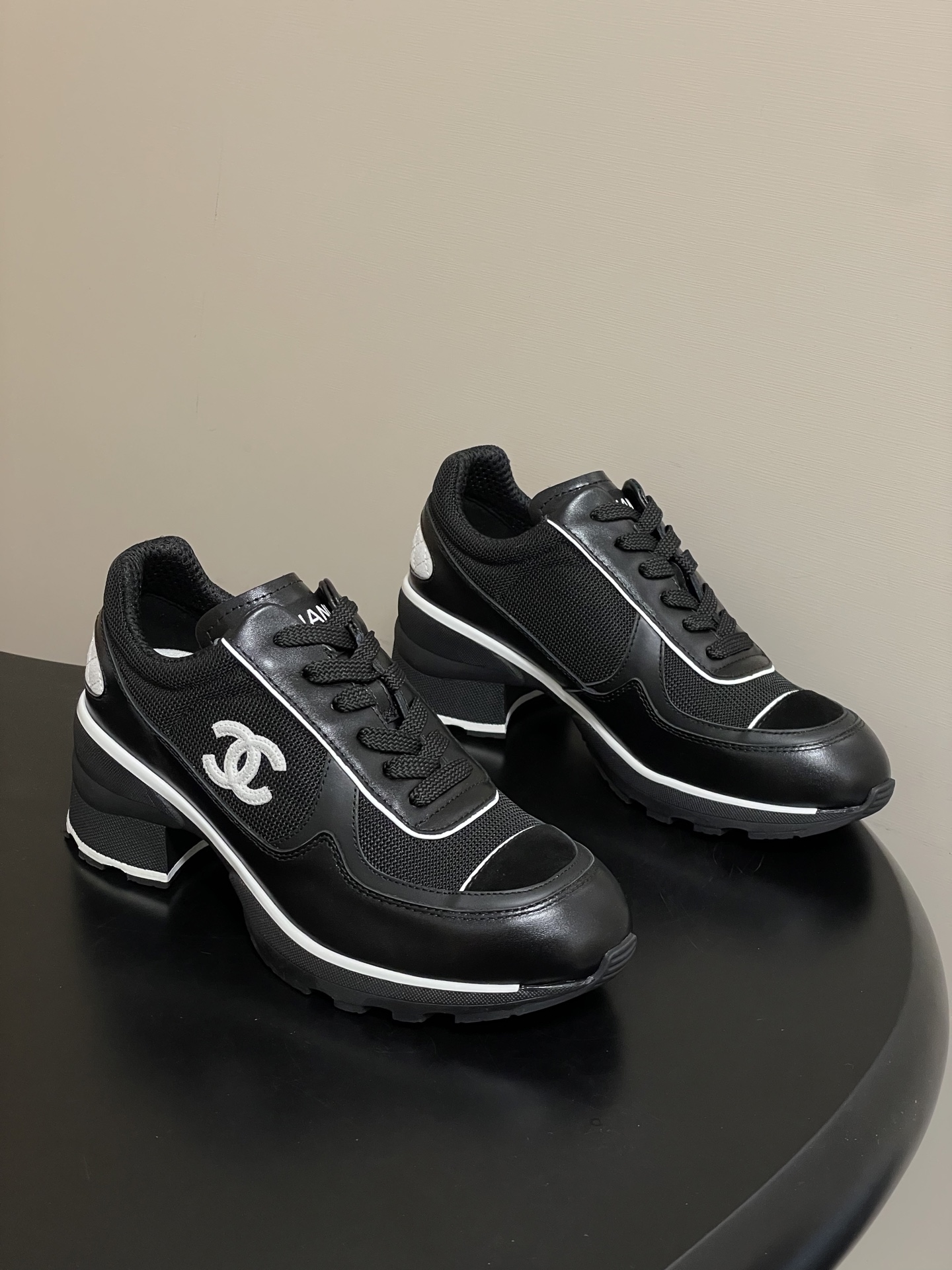 NO:722047,- Made in Guangzhou (with high-end airplane case) Chanel Xiaoxiang 25K high-heeled sneakers classic large pair of C side logo casual shoes black and white panda color-blocking lace-up sneakers. The black and white color combination is super classic, sheepskin + fabric splicing, double C logo on the side, full of brand feel +, the rubber sole is wear-resistant and non-slip, the inner sheepskin is soft and comfortable, super warm to wear in autumn and winter. The round toe design does not squeeze the feet, so it is OK for commuting and leisure! I found a treasure!  Chanel's black and white high-top shoes are the perfect blend of French elegance. The style under your feet is given by Chanel. The black-and-white high-top sneakers combine French elegance and street fashion, with ingenuity hidden in every detail. Wear them on the street every day, and you can wear them casually~ Customized calfskin/cow suede stitching mesh on the upper, lambskin lining, breathable eco-friendly insole, original molded two-color TPU combination outsole, heel height 6cm  Size 35-39 (40 is custom-made and non-returnable), casual shoes/sports shoes, chanel, chanel, sneakers, cowhide, sheepskin19860909-莞产（配高档飞机盒） Chanel 小香 25K高跟运动鞋经典大双C侧标休闲鞋黑白熊猫拼色系带运动鞋 黑白配色超经典,羊皮+织物拼接,侧面双C logo,品牌感满满+,橡胶鞋底耐磨防滑,内里羊皮柔软舒适,秋冬穿超暖和.圆头设计不挤脚,通勤休闲都OK! 挖到宝了！香奈儿黑白高帮鞋太绝了黑白交织的法式优雅.脚下的格调,是香奈儿给的.黑白高帮板鞋把法式优雅和街头潮流揉在一起,每一处细节都藏着匠心.日常出街踩上它,随便搭都有范儿～ 鞋面定制小牛皮/牛反绒拼接网布 内里小羊皮 鞋垫透气环保布 鞋底原版开模双色TPU组合大底 跟高6cm 码数35-39（40定做不退换）,休闲鞋/运动鞋,chanel,chanel,sneakers,cowhide,sheepskin,Women's Shoes