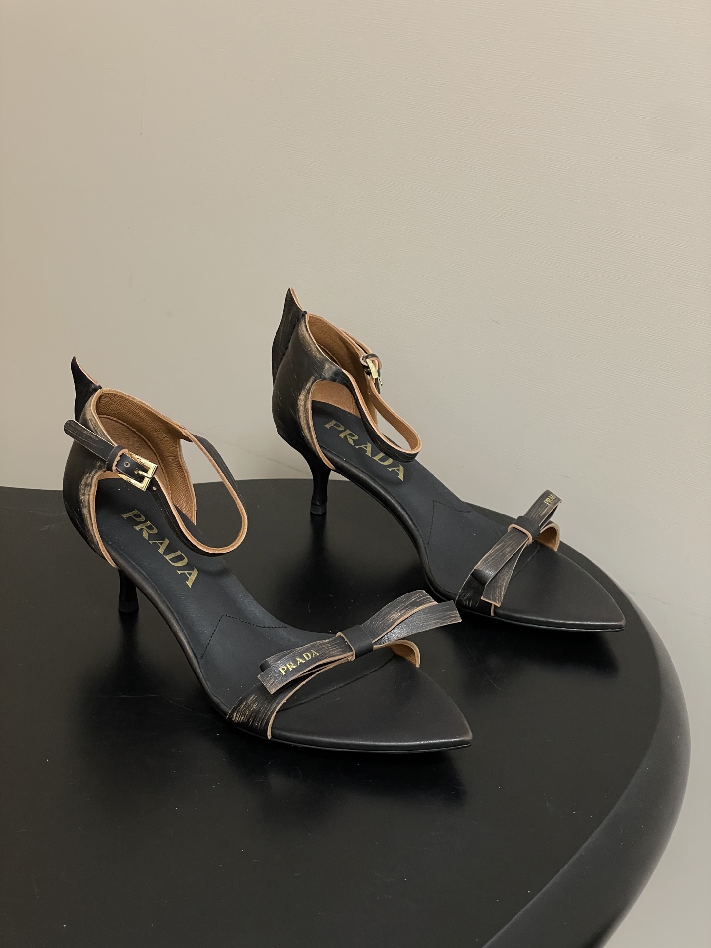 NO:722078,-Top quality (with high-end airplane case) 26Aw spring and summer new Prada Prada catwalk model pointed toe distressed bow high-heeled sandals Retro old money style open-toe sandals full of future technology The minimalist beauty that has been missing in the fashion industry for a long time is fashionable and exquisite and gives a high-end feel for daily wear  Strong lines and bold details transform the iconic pump of femininity into a unique and unconventional design. The pointed silhouette is crafted in distressed leather, with visible seams and intentionally unfinished raw cut edges. The refined stiletto heel completes the shoe's multi-faceted style.  Made of high-quality leather material, the texture is high-end and has a distressed effect, showing a retro and modern texture. The craftsmanship is fine and reflects the high-end quality of the brand. The stiletto heel design enhances the wearer's aura while maintaining good stability and is suitable for daily commuting or special occasions. The upper is distressed calfskin and the lining is sheepskin. The sole is Italian injection molded leather outsole. The heel height is 8.5cm/5.5cm.  Size 35-39 (40.41.42 customized, non-refundable), high heels and sandals, prada, prada, sandals, high heels, cowhide, sheepskin, Leather soles19860909-顶级品质（配高档飞机盒） 26Aw春夏新款Prada 普拉达走秀款尖头做旧蝴蝶结高跟凉鞋 复古老钱风露趾凉鞋 未来科技感满满 时尚界久违的极简之美 时髦又精致 日常穿出高级感 强烈的线条和大胆的细节将象征女性魅力的高跟鞋转变为独特而非传统的设计.尖头廓形采用做旧皮革,具有明显的缝线和故意未完成的原始切割边缘.精致的细高跟完美呈现出此款鞋履的多面风格. 选用优质皮革材质,质感高级,且有做旧效果的纹理,呈现出复古又摩登的质感,工艺精细,体现品牌高端品质.细高跟设计,提升穿着者气场,同时保持了较好的稳定性,适合日常通勤或特殊场合穿着. 鞋面做旧小牛皮 内里垫脚羊皮 鞋底意大利注塑真皮大底 跟高8.5cm/5.5cm 码数35-39（40.41.42定做不退换）,高跟鞋凉鞋,prada,prada,sandals,high heels,cowhide,sheepskin,Leather soles,Women's Shoes