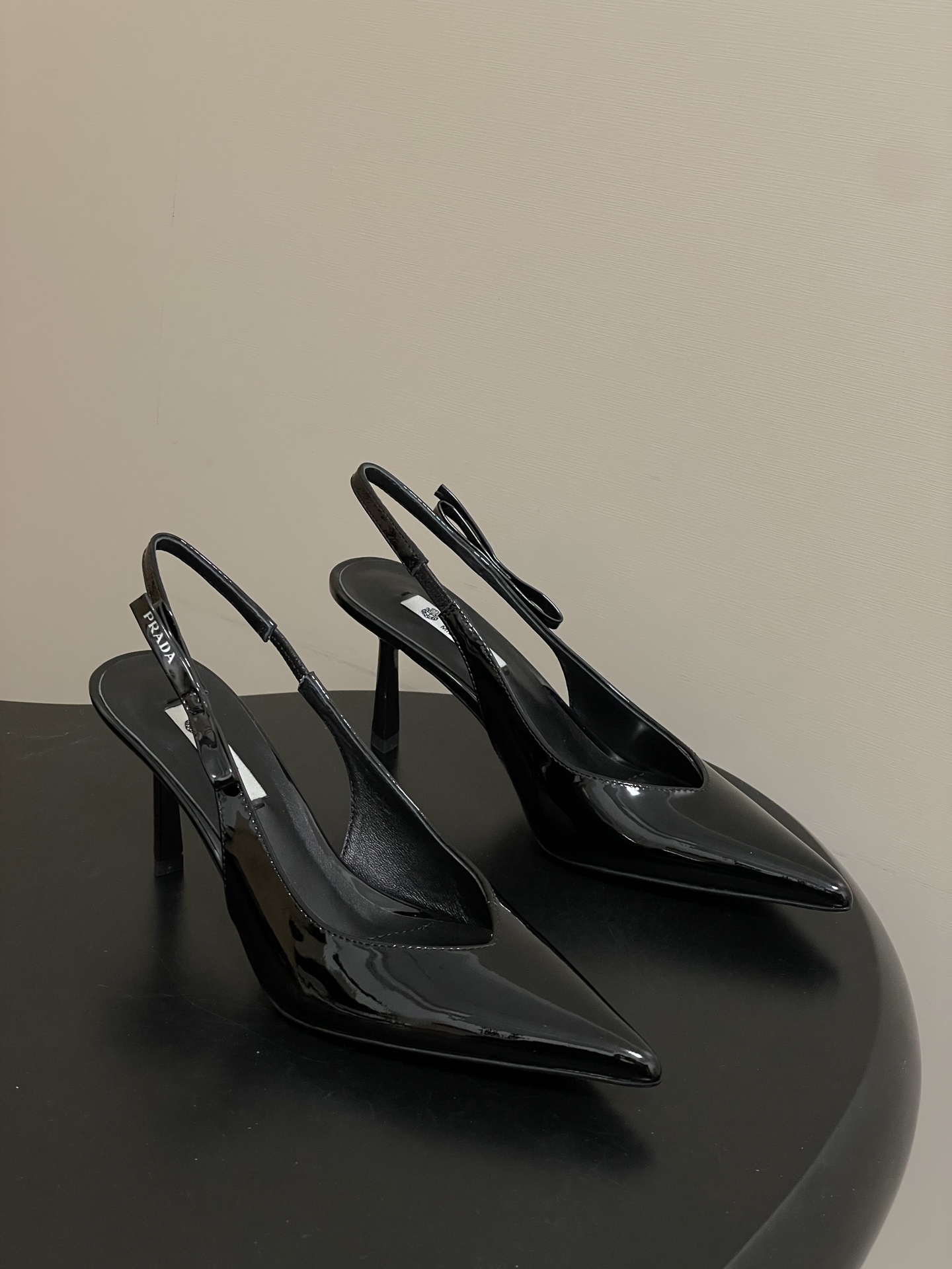 NO:722074,-Top quality (with high-end airplane box) 26Ss spring and summer new Prada Prada's latest catwalk model pointed-toe bow high heels Retro old money style slingback sandals Minimalist beauty that has been missing for a long time in the fashion world Fashionable and sophisticated, daily wear with a sense of luxury  Strong lines and bold details transform the high-heeled shoes that symbolize femininity into a unique and non-traditional design. The pointed-toe silhouette is made of cow leather, with obvious stitching and intentionally unfinished raw cutting edges. The exquisite stiletto heels perfectly present the multi-faceted style of this shoe. Made of high-quality leather material, the texture is high-end, showing a retro and modern texture, and the craftsmanship is fine, reflecting the brand's high-end quality. The stiletto heel design enhances the wearer's aura while maintaining good stability, suitable for daily commuting or special occasions.  Upper cow patent leather/lambskin/horse hair, inner padding sheepskin, sole Italian genuine leather outsole, heel height 7.5cm, size 35-39 (40.41 custom made, non-refundable), high heels sandals, prada, prada, sandals, high heels, cowhide, sheepskin, Leather soles19860909-顶级品质（配高档飞机盒） 26Ss春夏新款Prada 普拉达最新走秀款尖头蝴蝶结高跟鞋 复古老钱风露跟凉鞋 时尚界久违的极简之美 时髦又精致 日常穿出高级感 强烈的线条和大胆的细节将象征女性魅力的高跟鞋转变为独特而非传统的设计.尖头廓形采用牛皮革,具有明显的缝线和故意未完成的原始切割边缘.精致的细高跟完美呈现出此款鞋履的多面风格. 选用优质皮革材质,质感高级,呈现出复古又摩登的质感,工艺精细,体现品牌高端品质.细高跟设计,提升穿着者气场,同时保持了较好的稳定性,适合日常通勤或特殊场合穿着. 鞋面牛漆皮/小羊皮/马毛 内里垫脚羊皮 鞋底意大利真皮大底 跟高7.5cm 码数35-39（40.41定做不退换）,高跟鞋凉鞋,prada,prada,sandals,high heels,cowhide,sheepskin,Leather soles,Women's Shoes