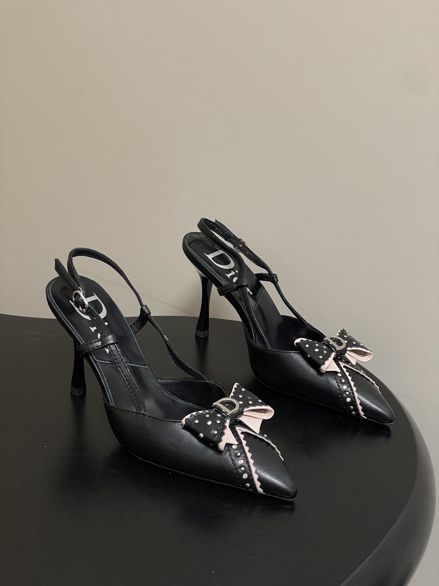 NO:722061,- Dior Dior 26ss spring and summer new style mid-century style D letter buckle rivet bow pointed toe high-heeled sandals continue the timeless classics of the D family!  This shoe is low-key yet gorgeous, sexy yet not ostentatious. The shape of the shoe is a delicate style that everyone loves. It is very slim. The entire curvature of the side perfectly shows the curve of the foot. It is mature and feminine, but also has a lively girly feel. It is also very good-looking on the foot. It is worth recommending. Sheepskin upper/custom fabric, mixed sheepskin lining, Italian genuine leather outsole, heel height 10cm  Size 35-39 (40.41.42 customized, non-refundable), high heels and sandals, dior, dior, dior, sandals, high heels, sheepskin, Leather soles19860909- Dior 迪奥 26ss春夏新款中古风D字母扣铆钉蝴蝶结尖头后空高跟凉鞋 延续D家永恒经典！这款鞋低调不失华丽 性感又不显张扬 鞋型是大家都爱的秀气款 非常非常显瘦 侧面整个弧度将脚部曲线完美展现 既有成熟女人味 又不乏一丝活泼少女感, 上脚也太好看了,值得推荐 鞋面羊皮/定制布料 内里垫脚混种羊皮 鞋底意大利真皮大底 跟高10cm 码数35-39（40.41.42定做不退换）,高跟鞋凉鞋,dior,dior,dior,sandals,high heels,sheepskin,Leather soles,Women's Shoes