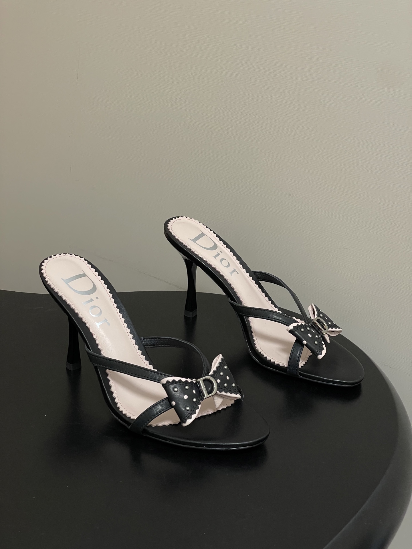 NO:722066,- Dior 26ss spring and summer new style mid-century style D letter buckle rivet bow high-heeled sandals continue the D family's timeless classics!  This shoe is low-key yet gorgeous, sexy yet not ostentatious. The shape of the shoe is a delicate style that everyone loves. It is very slim. The entire curvature of the side perfectly shows the curve of the foot. It is mature and feminine, but also has a lively girly feel. It is also very good-looking on the foot. It is worth recommending. Sheepskin upper/custom fabric, mixed sheepskin lining, Italian genuine leather outsole, heel height 10cm  Size 35-39 (40.41.42 customized, non-refundable), high heels and slippers, dior, dior, dior, high heels, slippers, sheepskin, Leather soles19860909- Dior 迪奥 26ss春夏新款中古风D字母扣铆钉蝴蝶结高跟凉拖鞋 延续D家永恒经典！这款鞋低调不失华丽 性感又不显张扬 鞋型是大家都爱的秀气款 非常非常显瘦 侧面整个弧度将脚部曲线完美展现 既有成熟女人味 又不乏一丝活泼少女感, 上脚也太好看了,值得推荐 鞋面羊皮/定制布料 内里垫脚混种羊皮 鞋底意大利真皮大底 跟高10cm 码数35-39（40.41.42定做不退换）,高跟鞋拖鞋,dior,dior,dior,high heels,slippers,sheepskin,Leather soles,Women's Shoes