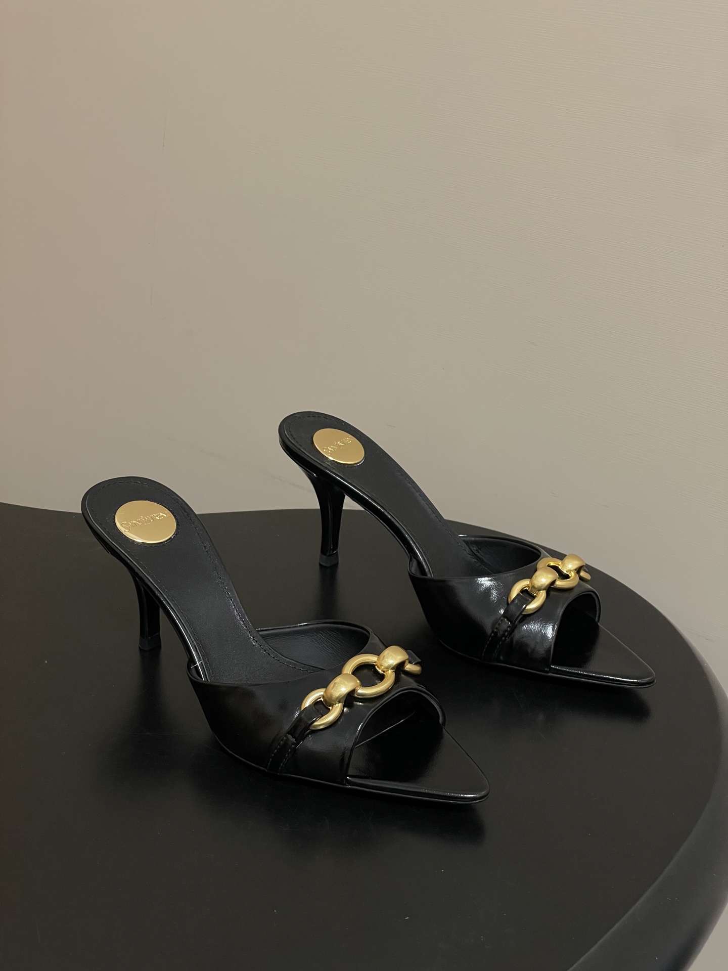 NO:749429,-Top quality (with high-end airplane box) Saint Laurent fw26 new arrival～ YSL 26s spring and summer new pointed chain hardware buckle Mule shoes minimalist style stiletto high-heeled sandals Ysl  The pointed-toe stiletto heel is elegance engraved in the DNA. The golden chain flows on the upper, like the delicacy in a retro illustrated magazine, on the foot. Every step is effortless elegance and style. Who can resist a pair of chain mules with their own aura?  The pointed toe lengthens the leg line, and the metal chain lights up the whole body. From commuting suits to date skirts, you can switch to the 'heroine' mode with one click. The complexity is eliminated, leaving only clean lines and metallic luster. The pointed toe outlines the edge, and the chain embellishes your attitude. This pair of shoes is your style statement that needs no words. The shiny patent leather + gold chain are retro and sexy, and the upper feet directly transform into 'the flower of wealth in the world', and you walk with wind!  Upper cowhide, inner padding sheepskin, sole Italian genuine leather outsole, heel height 7.5cm, size 35-39 (40.41 custom made, non-refundable), high heels and slippers, saint laurent, saint laurent, saint laurent, high heels, slippers, skirts, business suit, cowhide, sheepskin, Leather soles19860909-顶级品质（配高档飞机盒） Saint Laurent 圣罗兰fw26 new arrival～ YSL 26s 春夏新款尖头链条五金扣穆勒鞋极简风细跟高跟凉拖鞋 Ysl 尖头细高跟,是刻在DNA里的优雅.金色链条在鞋面流转,像把复古画报里的精致,在了脚上.每一步,都是不费力的贵气与风情.谁能拒绝一双自带气场的链条穆勒鞋？尖头拉长腿线,金属链点亮全身,从通勤西装到约会小裙,都能一键切换成“女主角”模式. 褪去繁杂,只留利落线条与金属光泽.尖头勾勒锋芒,链条点缀态度,这双鞋,是你无需多言的风格宣言.漆皮亮面+金色链条,复古又性感,上脚直接变身“人间富贵花”,走路都带风！ 鞋面牛皮 内里垫脚羊皮 鞋底意大利真皮大底 跟高7.5cm 码数35-39（40.41定做不退换）,高跟鞋拖鞋,saint laurent,saint laurent,saint laurent,high heels,slippers,skirts,business suit,cowhide,sheepskin,Leather soles,Women's Shoes