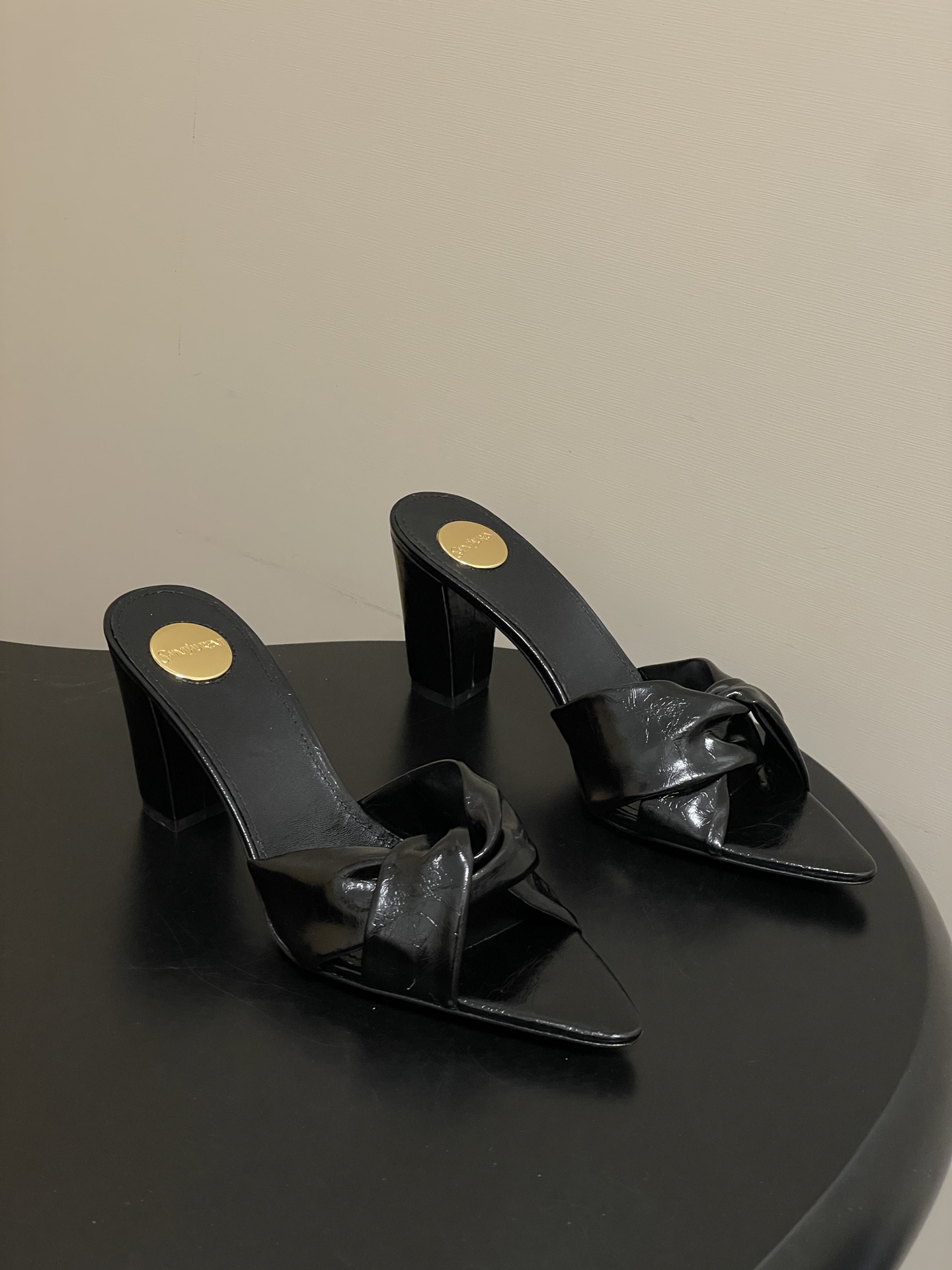 NO:749424,-Top quality (with high-end airplane box) Saint Laurent fw26 new arrival~ YSL 26s spring and summer new pointed toe cross twisted mule shoes minimalist style thick heel high heel sandals  The kink design of the YSL upper is like gently lifting up tender thoughts. The thick high heels with pointed toes outline neat and soft lines, with just the right amount of laziness and high-end in every step. It is an 'atmosphere artifact' that makes people fall in love at a glance. Who can resist a pair of kink mule shoes with its own elegant buff?  The pointed toe elongates the legs, and the twist adds softness. From commuting to dating, it is your safest choice, making you low-key and dazzling in the crowd. Remove unnecessary decorations, leaving only pure texture and lines. The leather twist is the finishing touch, showing exquisiteness in simplicity. Whether it is paired with a suit or a dress, it can easily hold the whole audience. Cowhide upper, sheepskin lining, Italian genuine leather outsole, heel height 7.5cm  Size 35-39 (40.41 customized, non-refundable), high heels and slippers, saint laurent, saint laurent, saint laurent, high heels, slippers, skirts, business suit, cowhide, sheepskin, Leather soles19860909-顶级品质（配高档飞机盒） Saint Laurent 圣罗兰fw26 new arrival～ YSL 26s 春夏新款尖头交叉扭结穆勒鞋极简风粗跟高跟凉拖鞋 Ysl鞋面的扭结设计,像把温柔的心事轻轻挽起.尖头粗高跟,勾勒出利落又柔美的线条,每一步都带着恰到好处的慵懒与高级,是让人一眼沦陷的“氛围感神器”.谁能拒绝一双自带优雅buff的扭结穆勒鞋？尖头拉长腿型,扭结增添柔媚,从通勤到约会,它都是你最稳妥的选择,让你在人群中,低调又耀眼. 褪去多余装饰,只留纯粹的质感与线条.皮革扭结是点睛之笔,在简约中透出精致,不管是搭配西装还是连衣裙,都能轻松hold住全场. 鞋面牛皮 内里垫脚羊皮 鞋底意大利真皮大底 跟高7.5cm 码数35-39（40.41定做不退换）,高跟鞋拖鞋,saint laurent,saint laurent,saint laurent,high heels,slippers,skirts,business suit,cowhide,sheepskin,Leather soles,Women's Shoes