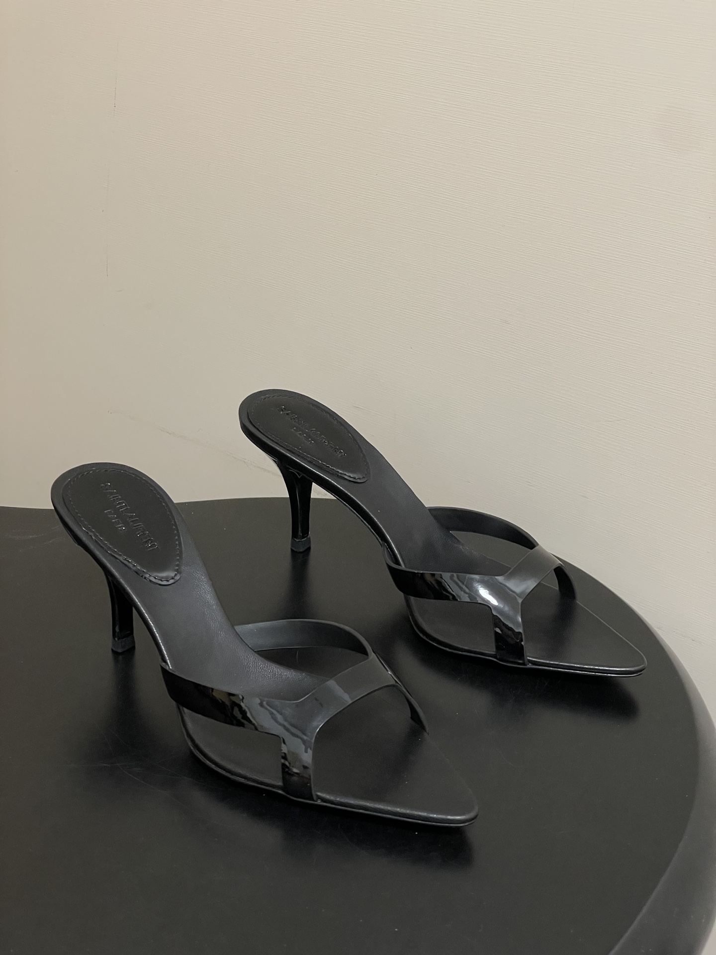 NO:749420,-Top quality (with high-end airplane box) Saint Laurent fw26 new arrival～ YSL 26s spring and summer new pointed toe thin strap mule shoes minimalist style stiletto high heel sandals  The neat lines of YSL are effortlessly fashionable. The pointed toe and stiletto heels modify the leg shape just right; the minimalist double-strap design makes every step light and powerful. This is a pair of 'universal shoes' that can hold up to all occasions. The pointed toe + stiletto heel, the upper foot directly transforms into a 'leg essence', whether it is worn with jeans or a small skirt, you can easily achieve a sense of luxury, and the summer atmosphere is all supported by it!  Say goodbye to cumbersomeness and return to nature. This pair of shoes uses the simplest design to outline the most moving lines. From commuting to dating, it is your most reliable 'shirt', allowing you to be low-key and dazzling in the crowd. Upper cowhide, lining sheepskin, sole Italian genuine leather outsole, heel height 7.5cm, size 35-39 (40.41 custom-made, non-refundable), high-heeled shoes and slippers, saint laurent, saint  laurent,saint laurent,high heels,slippers,skirts,cowhide,sheepskin,Leather soles19860909-顶级品质（配高档飞机盒） Saint Laurent 圣罗兰fw26 new arrival～ YSL 26s 春夏新款尖头细带穆勒鞋极简风细跟高跟凉拖鞋 Ysl利落的线条,是不费力的时髦.尖头细高跟,把腿型修饰得恰到好处；极简双带设计,让每一步都轻盈又有力量.这是一双能hold住所有场合的“万能鞋”.尖头+细高跟,上脚直接变身“腿精”,不管是配牛仔还是小裙子,都能轻松拿捏高级感,夏天的氛围感,全靠它撑住！ 告别繁琐,回归本真.这双鞋用最简洁的设计,勾勒出最动人的线条.从通勤到约会,它都是你最可靠的“战袍”,让你在人群中,低调又耀眼. 鞋面牛皮 内里垫脚羊皮 鞋底意大利真皮大底 跟高7.5cm 码数35-39（40.41定做不退换）,高跟鞋拖鞋,saint laurent,saint laurent,saint laurent,high heels,slippers,skirts,cowhide,sheepskin,Leather soles,Women's Shoes