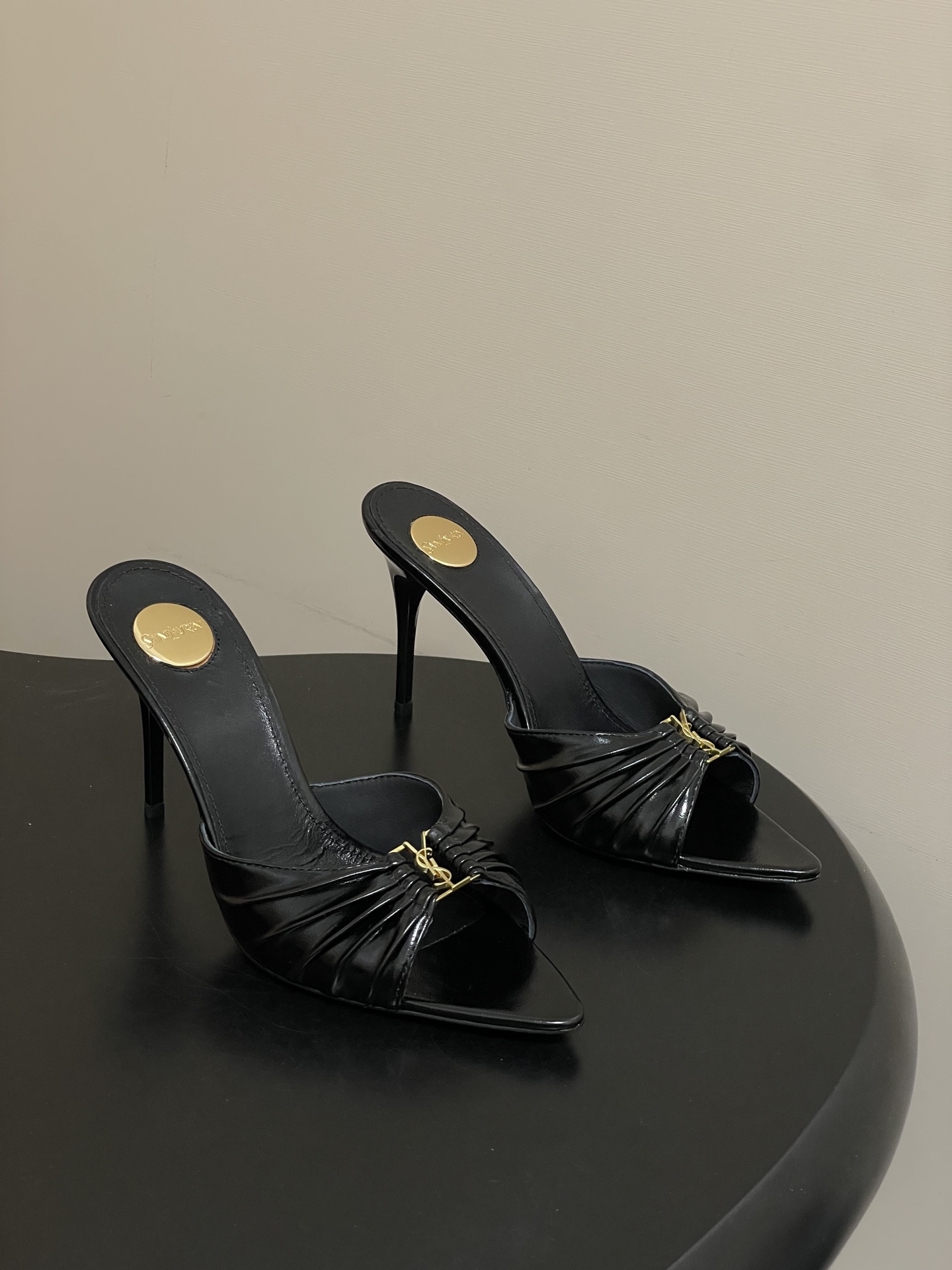 NO:749434,-Top quality (with high-end airplane box) Saint Laurent fw26 new arrival～ YSL 26s spring and summer new pointed toe pleated mules classic YSL letter buckle stiletto high heel sandals  The pleated design of the YSL upper is like putting the delicacy in retro pictorials into the shoe. The pointed stiletto heel outlines neat lines and is embellished with metal buckles. Every step carries just the right amount of nobility and style. It is an 'atmosphere artifact' that makes people fall in love at a glance. The complexity is faded away, leaving only pure texture and lines. The pleated leather is the finishing touch, revealing delicacy in simplicity. Whether it is paired with a suit or a dress, it can easily hold the audience.  Who can resist a pair of pleated mules with an elegant buff?  The pointed toe elongates the leg shape and the pleats add softness. From commuting to dating, it is your safest choice, making you low-key and dazzling in the crowd. Upper cowhide, lining sheepskin, sole Italian genuine leather outsole, heel height 7.5cm/9.5cm, size 35-39 (40.41 custom made, non-refundable), high-heeled shoes and slippers, saint laurent, saint laurent, saint laurent, high  heels,slippers,skirts,business suit,cowhide,sheepskin,Leather soles19860909-顶级品质（配高档飞机盒） Saint Laurent 圣罗兰fw26 new arrival～ YSL 26s 春夏新款尖头褶皱穆勒鞋经典YSL字母扣细跟高跟凉拖鞋 Ysl鞋面的褶皱设计,像把复古画报里的精致揉进了鞋里.尖头细高跟勾勒出利落线条,金属扣点缀其间,每一步都带着恰到好处的贵气与风情,是让人一眼沦陷的“氛围感神器”.褪去繁杂,只留纯粹的质感与线条.褶皱皮革是点睛之笔,在简约中透出精致,不管是搭配西装还是连衣裙,都能轻松hold住全场. 谁能拒绝一双自带优雅buff的褶皱穆勒鞋？尖头拉长腿型,褶皱增添柔媚,从通勤到约会,它都是你最稳妥的选择,让你在人群中,低调又耀眼. 鞋面牛皮 内里垫脚羊皮 鞋底意大利真皮大底 跟高7.5cm/9.5cm 码数35-39（40.41定做不退换）,高跟鞋拖鞋,saint laurent,saint laurent,saint laurent,high heels,slippers,skirts,business suit,cowhide,sheepskin,Leather soles,Women's Shoes